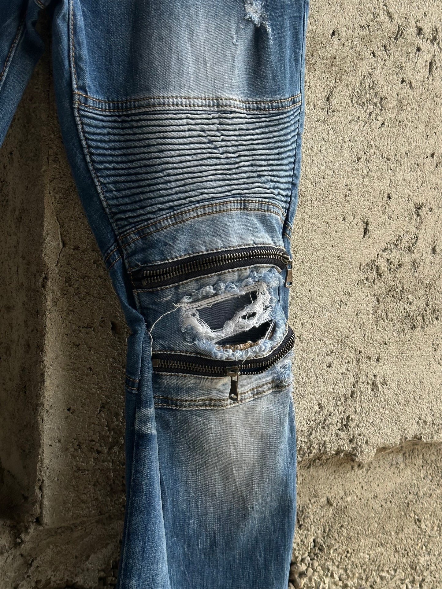 ZIPPED KNEES FLARED DENIM PANTS