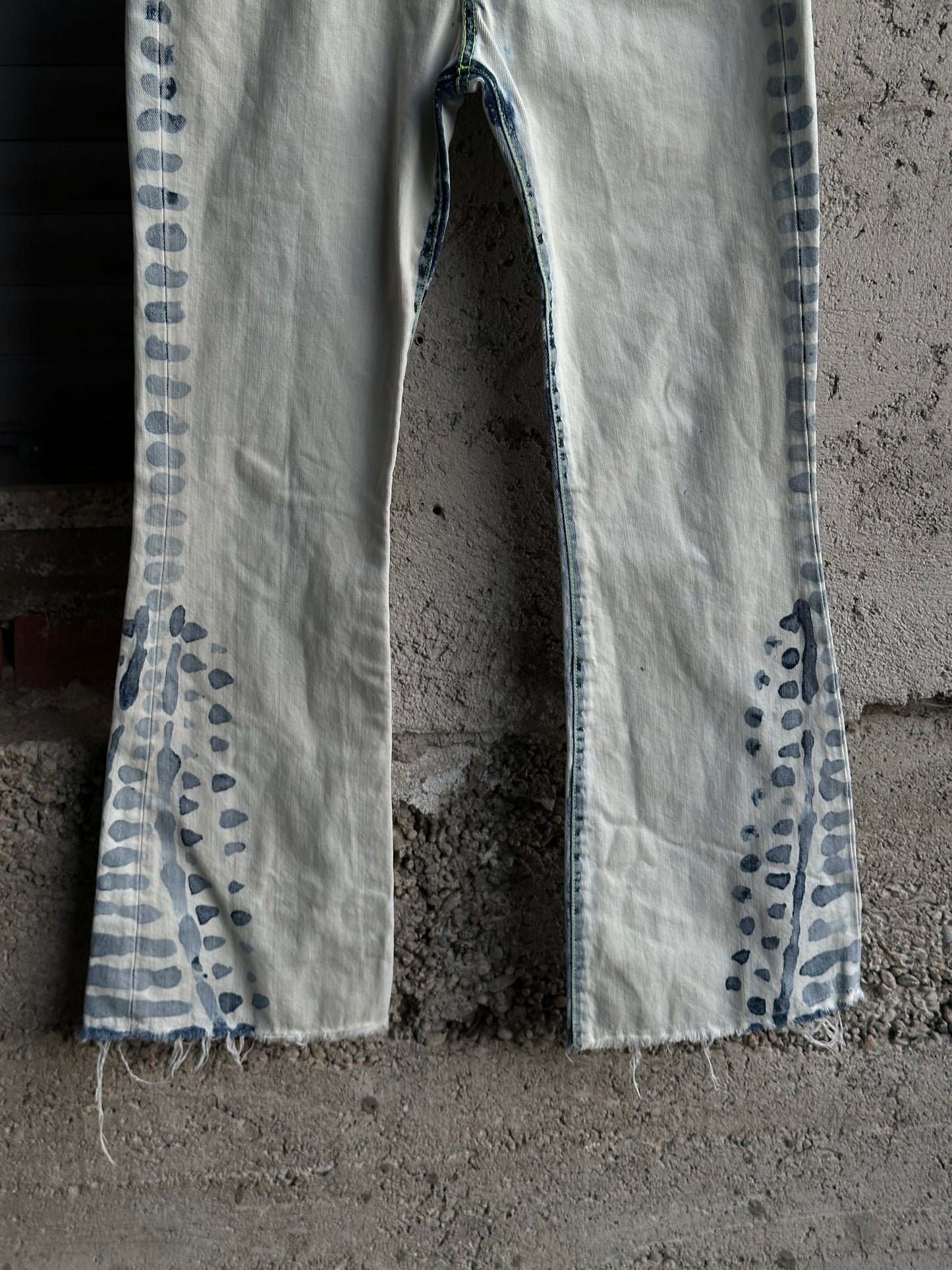 LIGHT DENIM FLARED LEOPARD PANTS