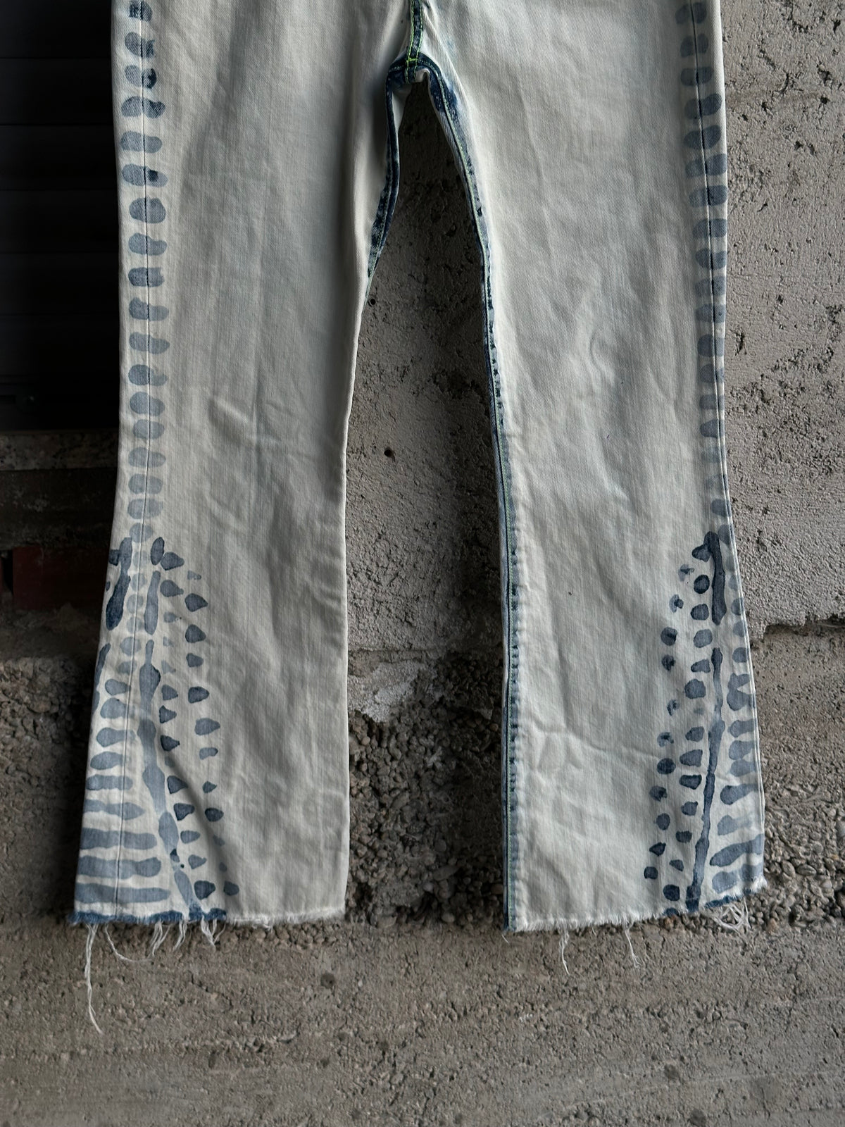 LIGHT DENIM FLARED LEOPARD PANTS