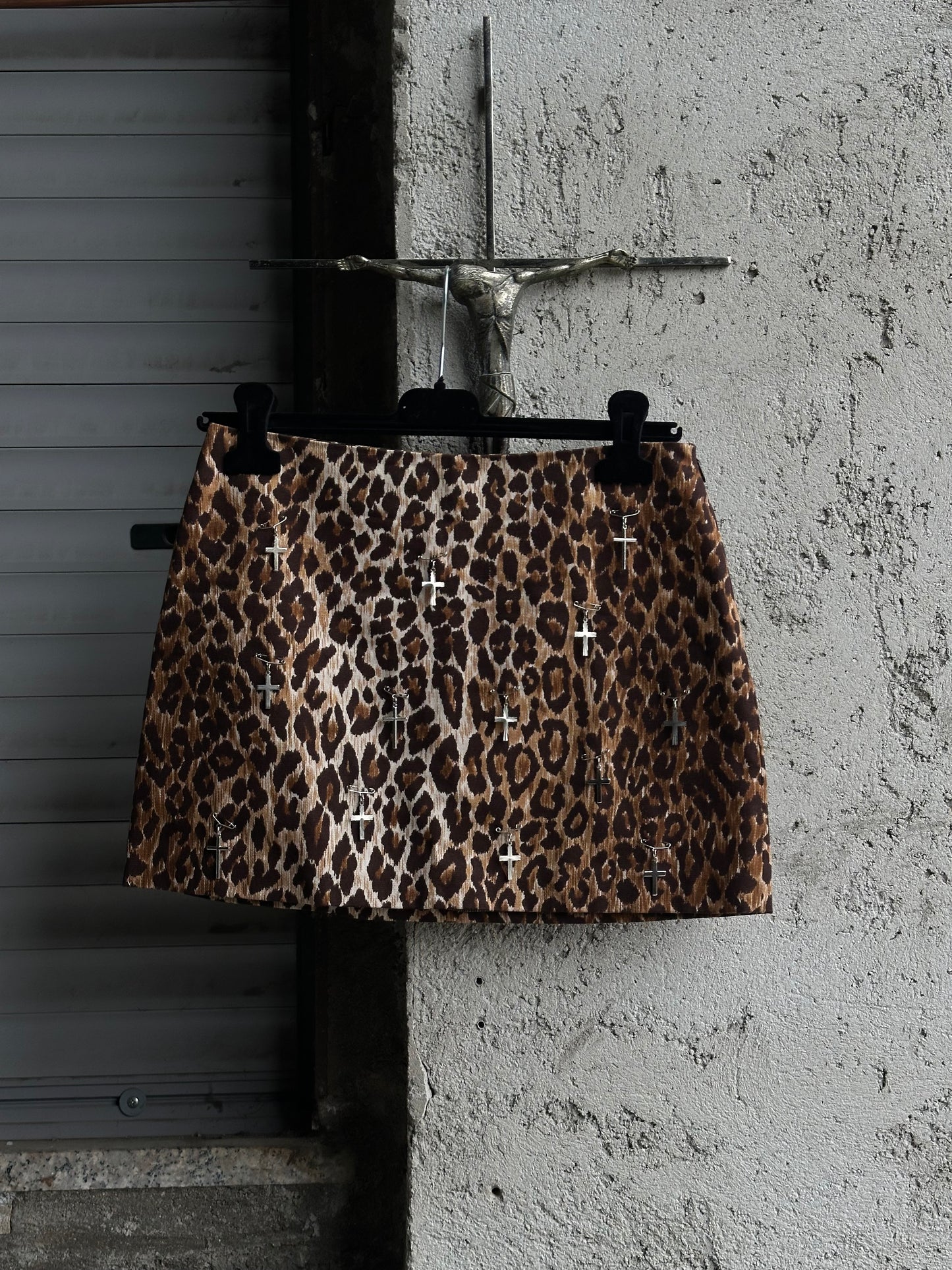 DOLCE & GABBANA LEOPARD CROSS MINI SKIRT