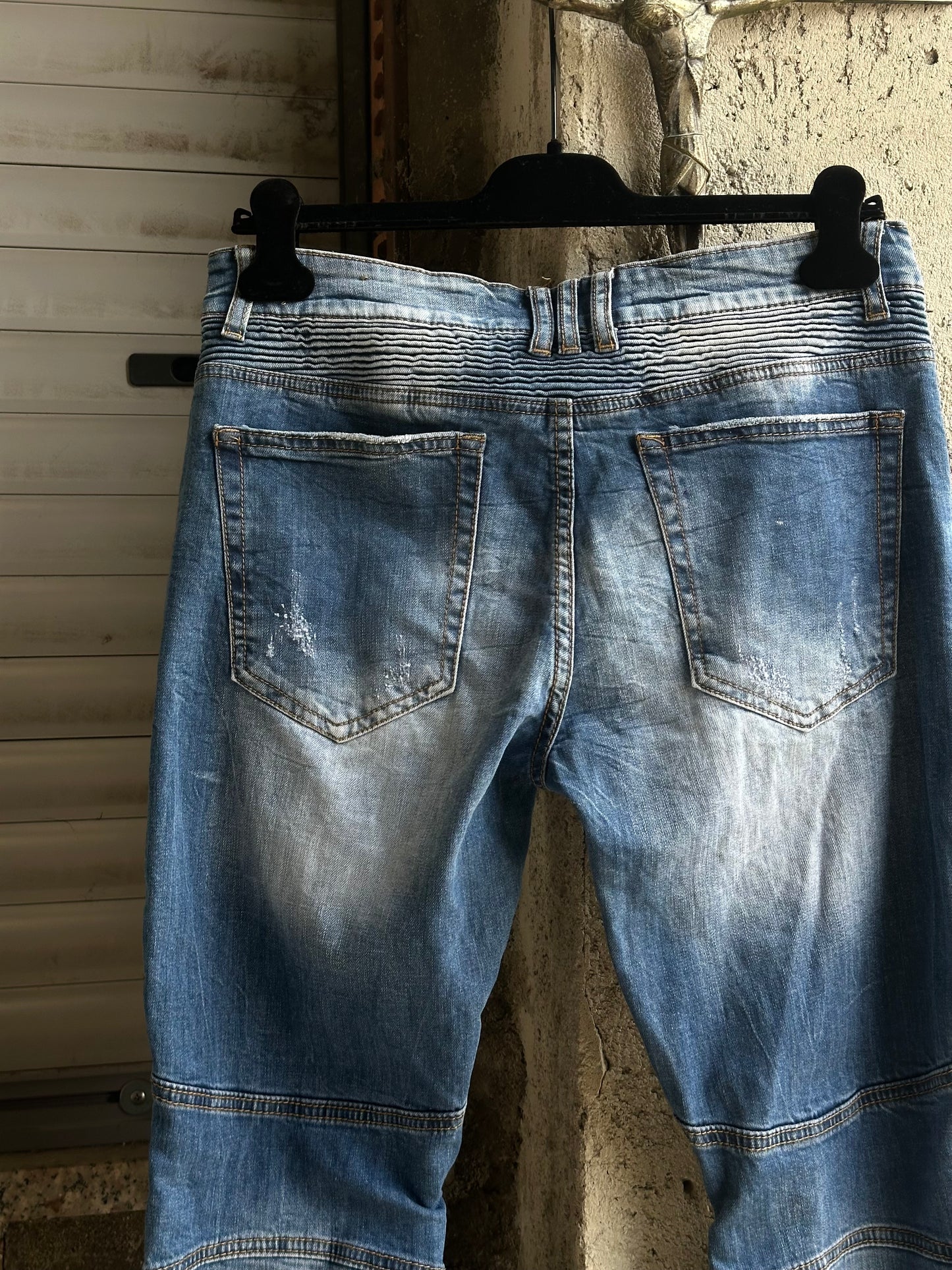 ZIPPED KNEES FLARED DENIM PANTS
