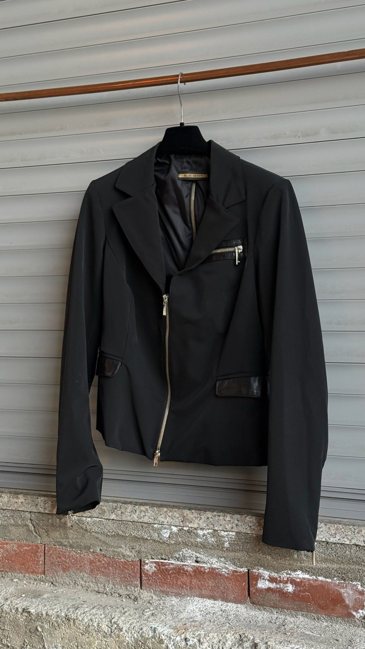 BACK ZIPPED BLAZER