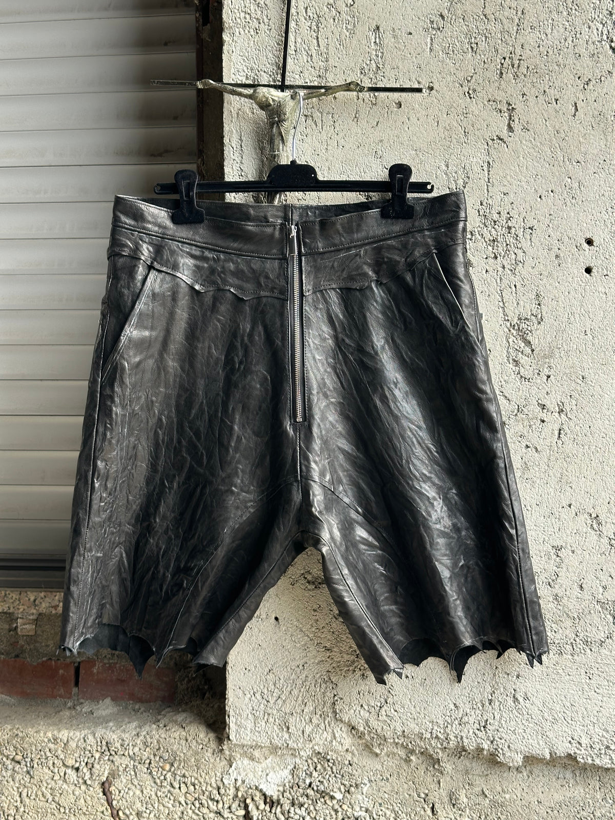ALEKSANDER CECCO MONUMENTUS TENEBRAE SHORTS