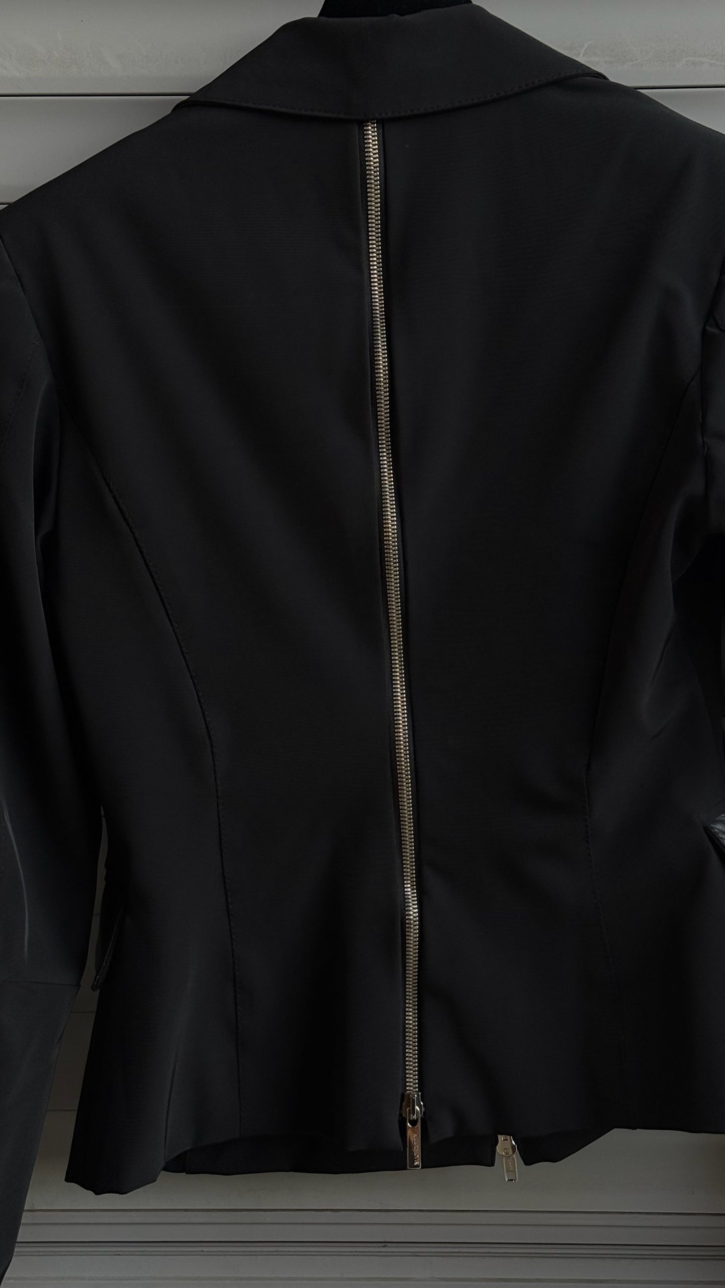 BACK ZIPPED BLAZER