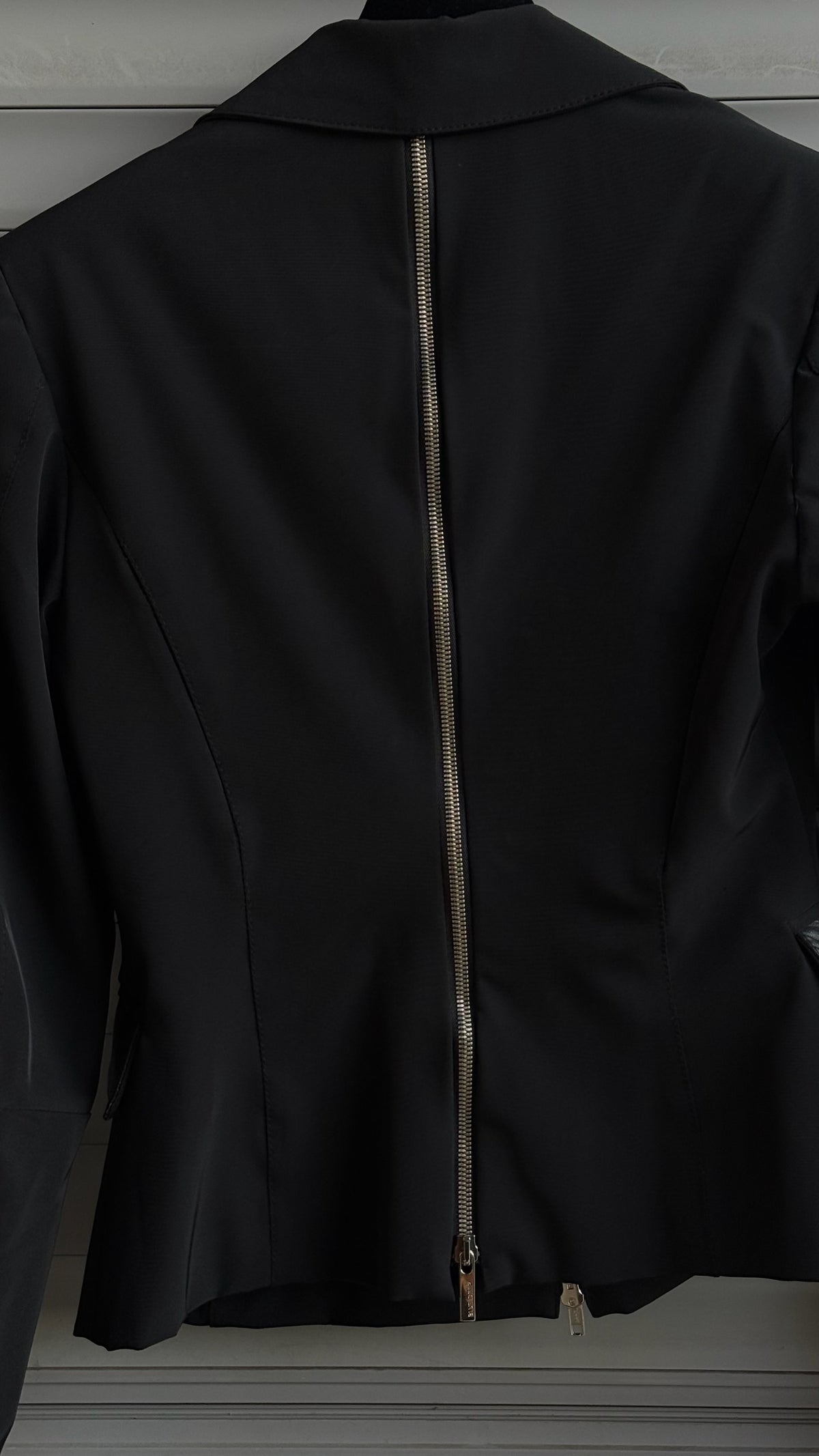 BACK ZIPPED BLAZER