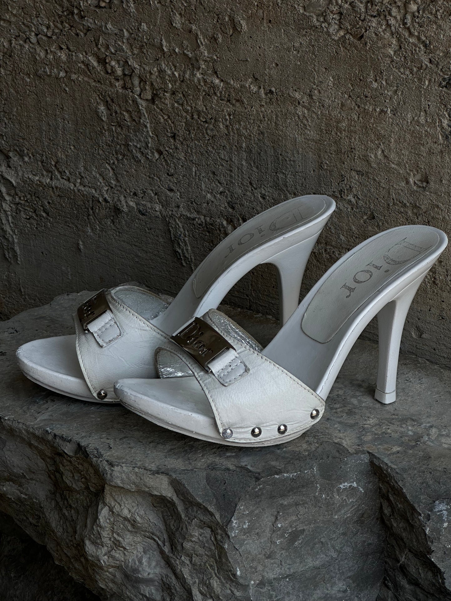 DIOR WHITE LOGO PLATE MULES
