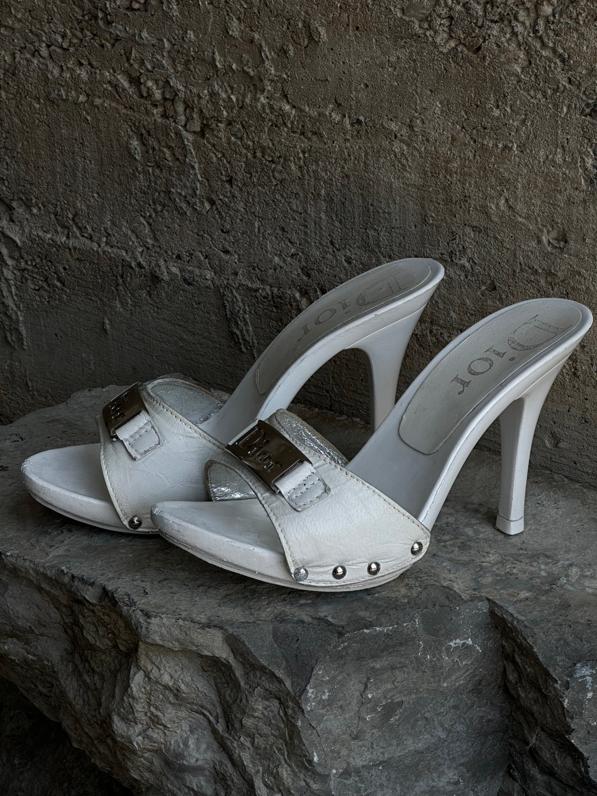 DIOR WHITE LOGO PLATE MULES