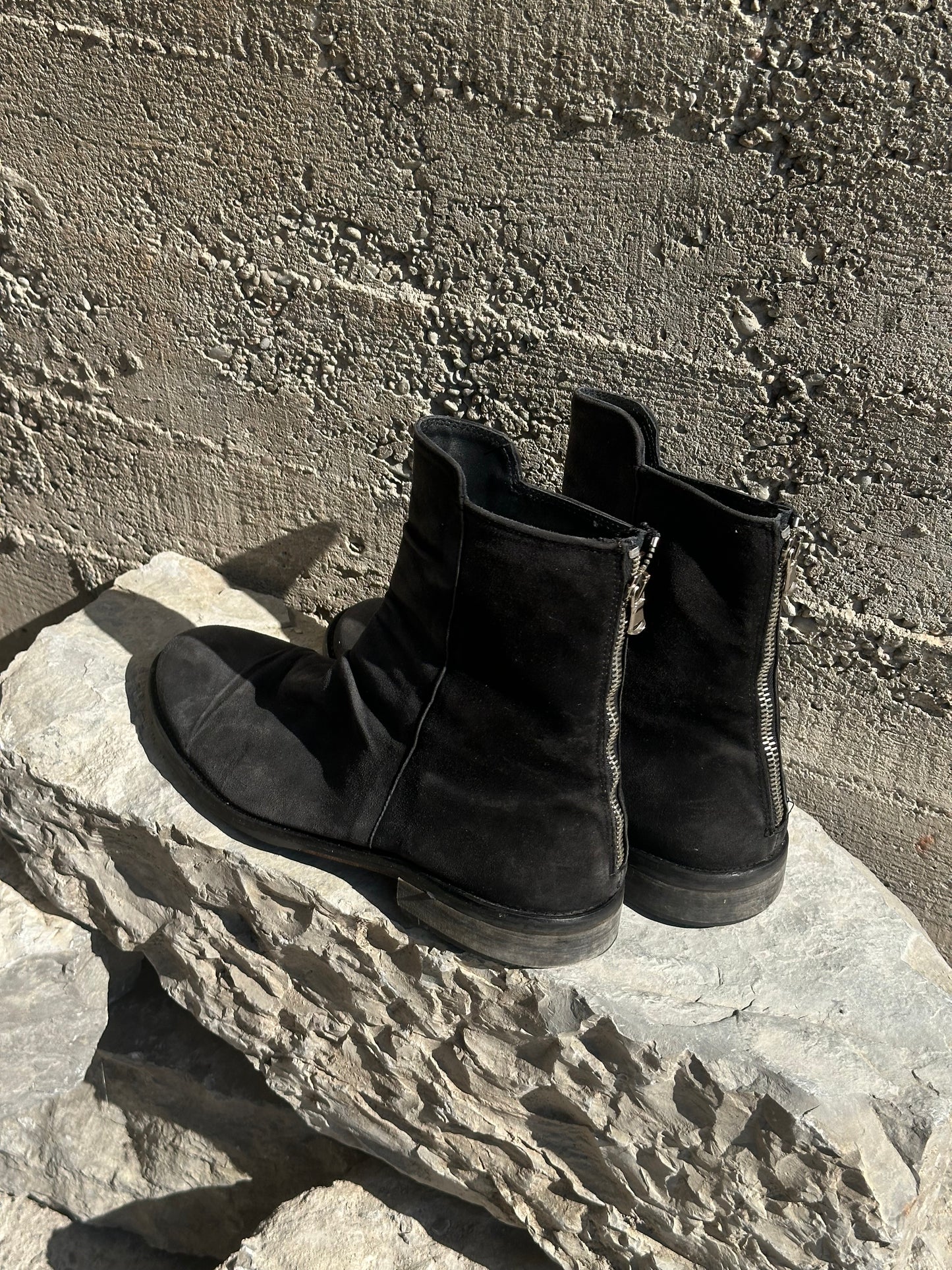 BLACK SUEDE ZIPPED BOOTS