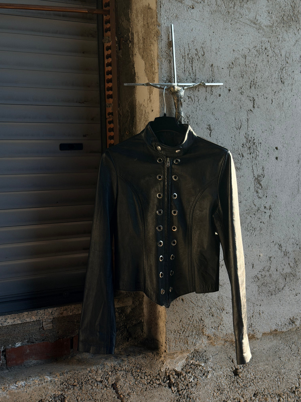 V SHAPE EYELETS JACKEY