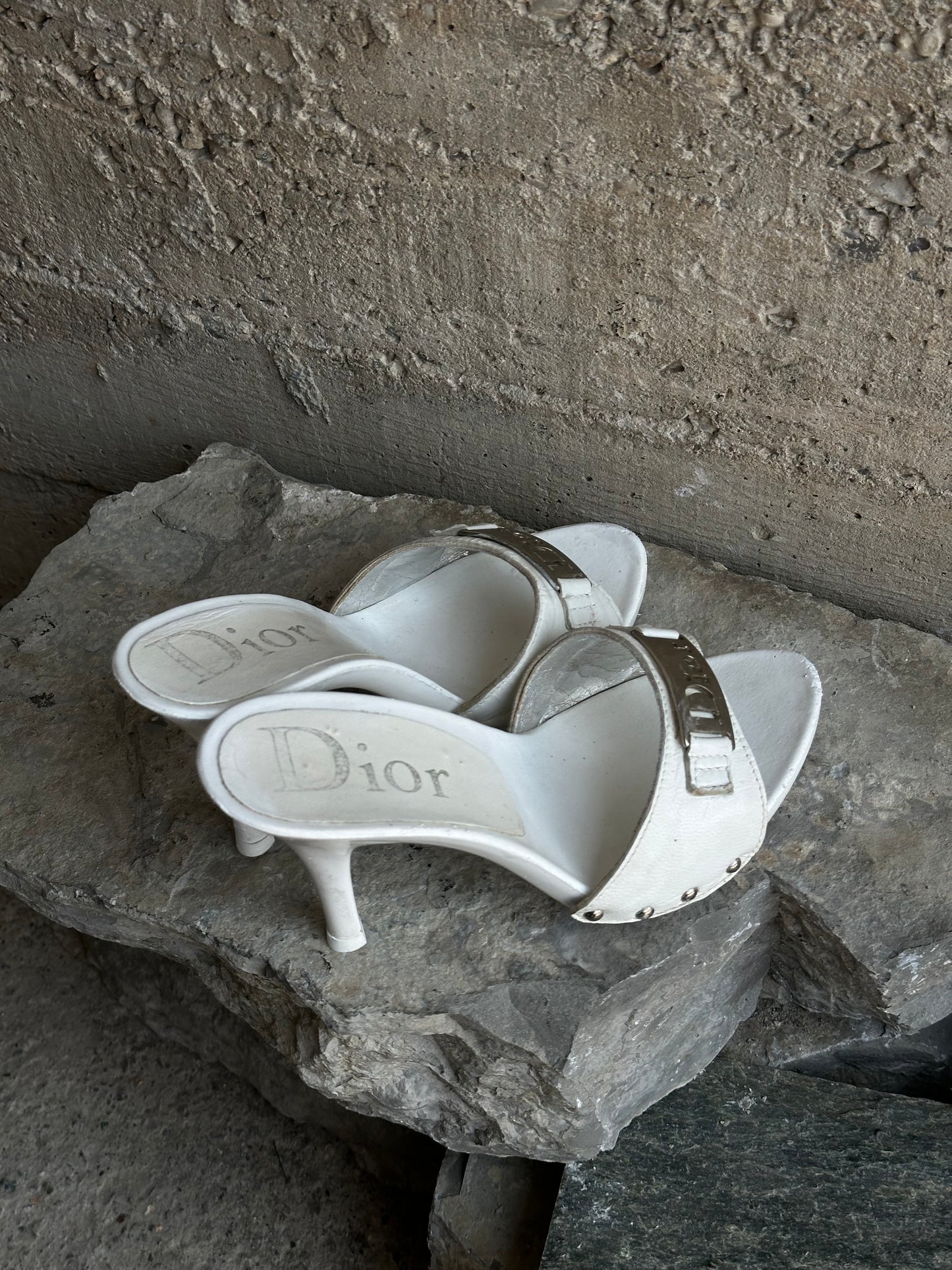 DIOR WHITE LOGO PLATE MULES