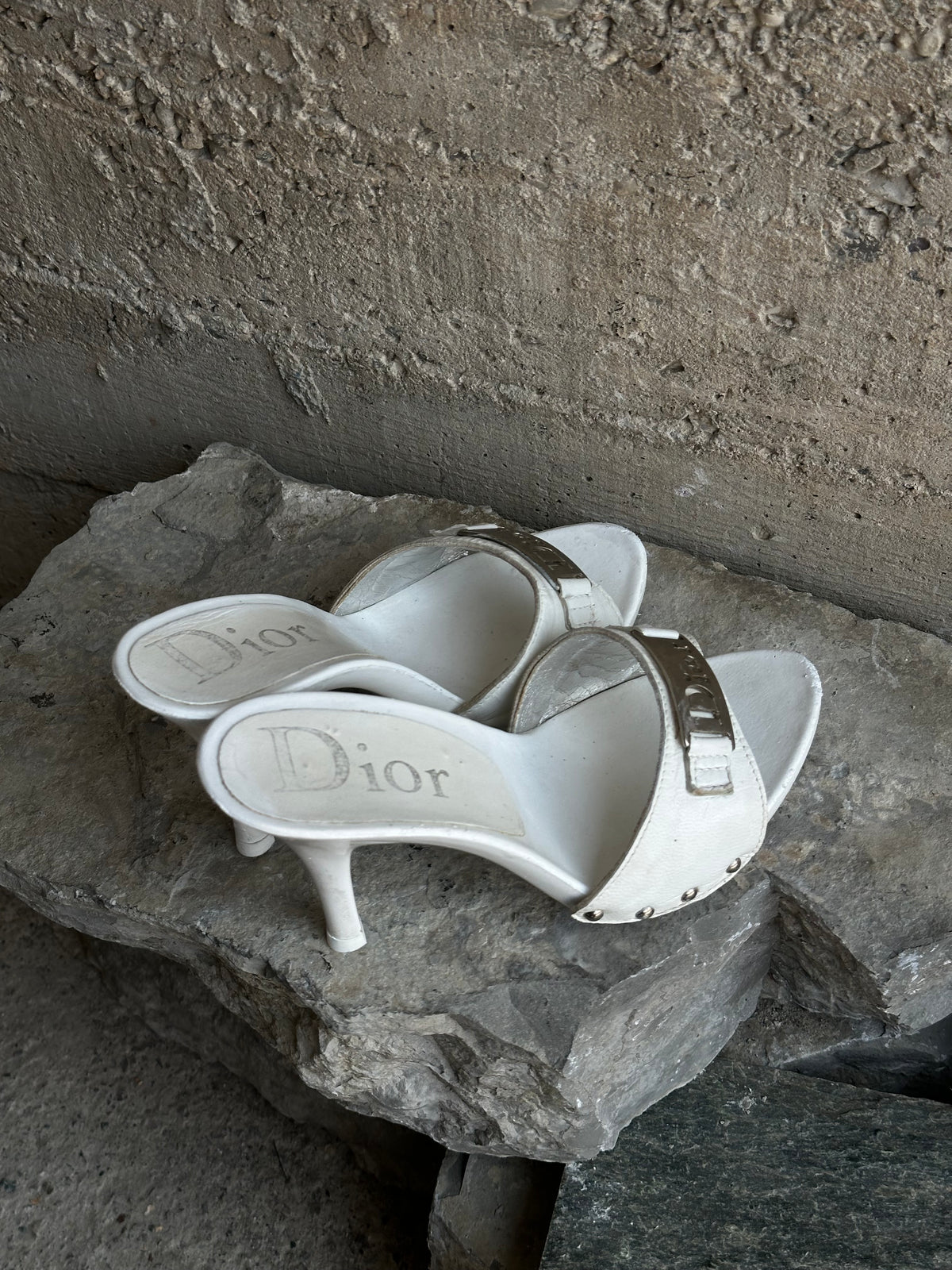 DIOR WHITE LOGO PLATE MULES