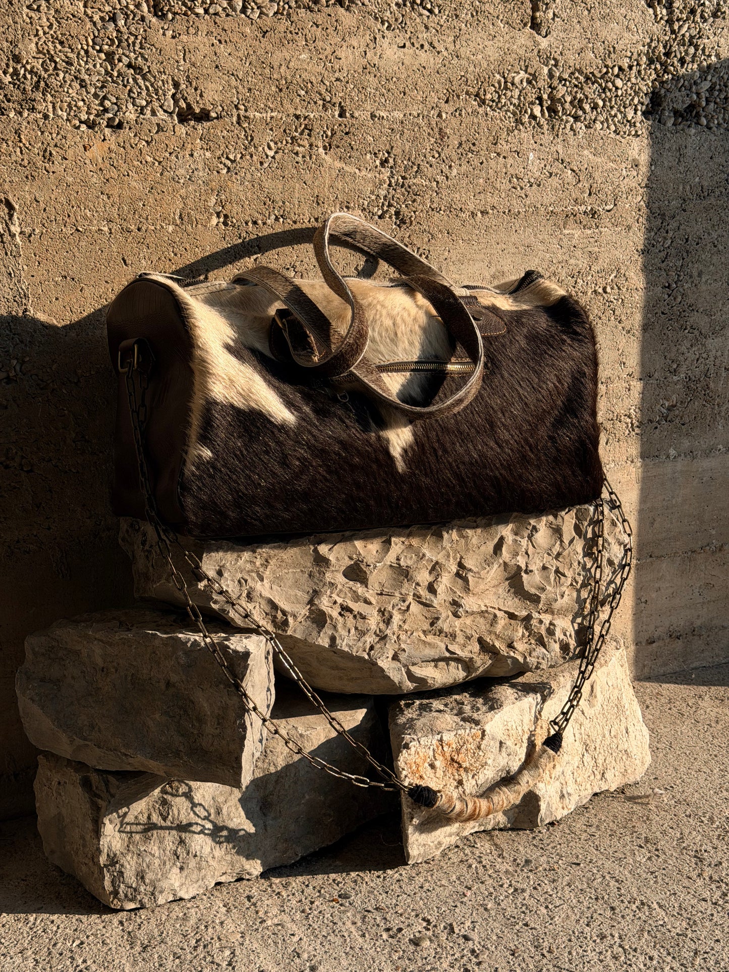 COWHIDE TWISTED CHAIN TRAVEL BAG