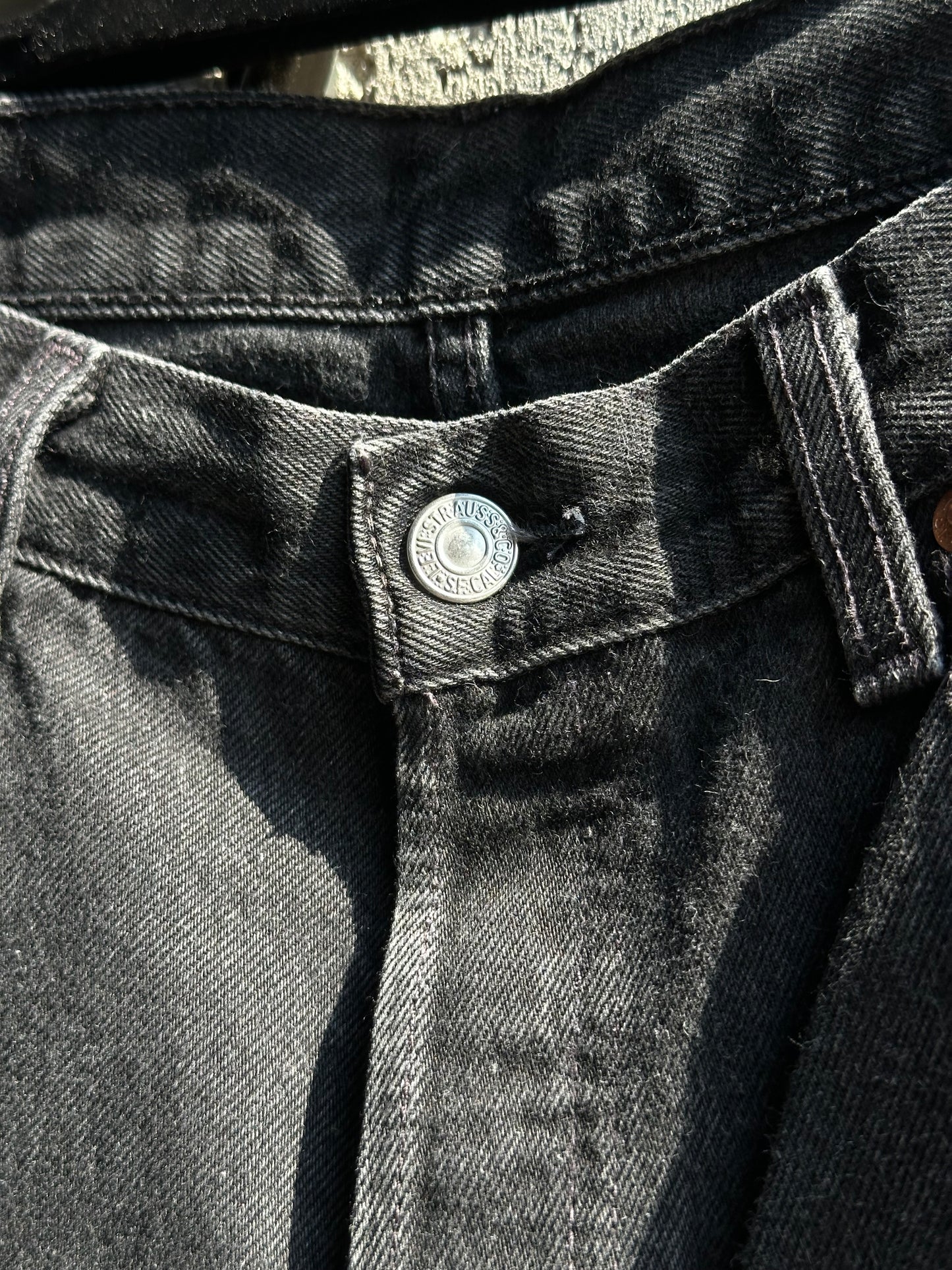 LEVI’S BLACK DENIM JORTS