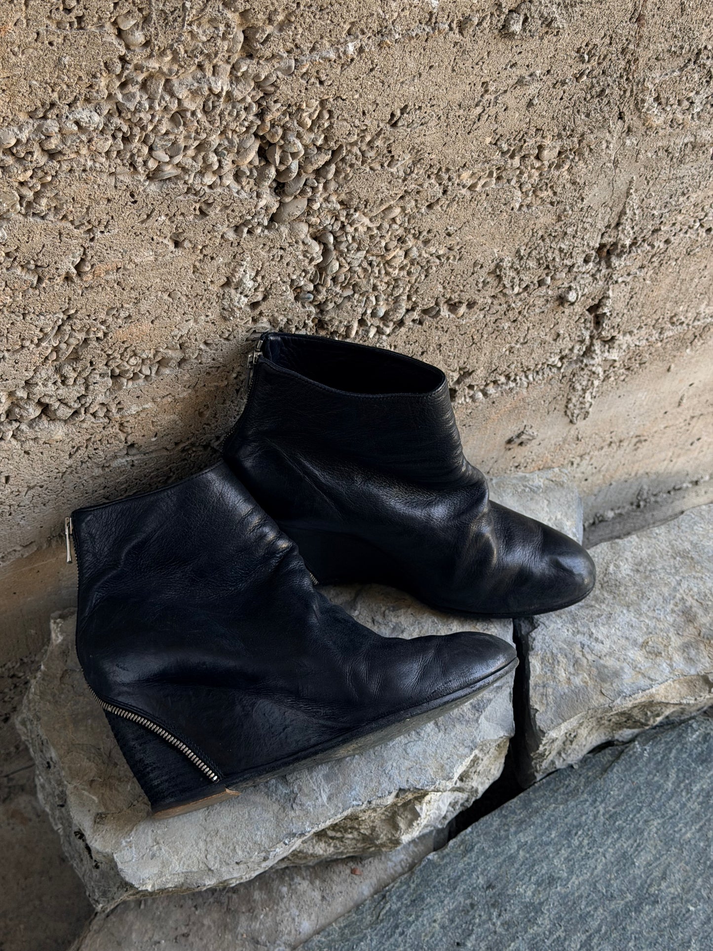 LEATHER ZIPPED WEDGE