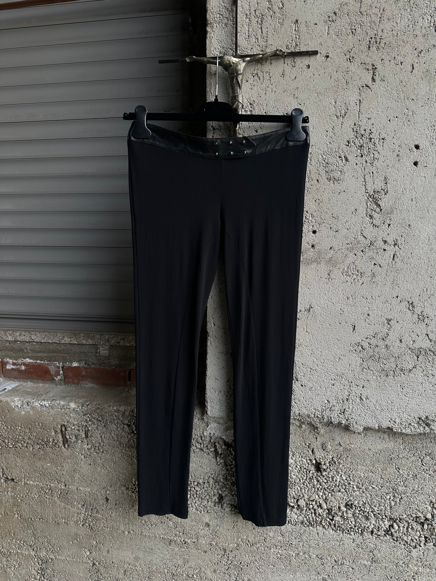 BLACK ELASTIC PANTS & LEATHER DETAILS