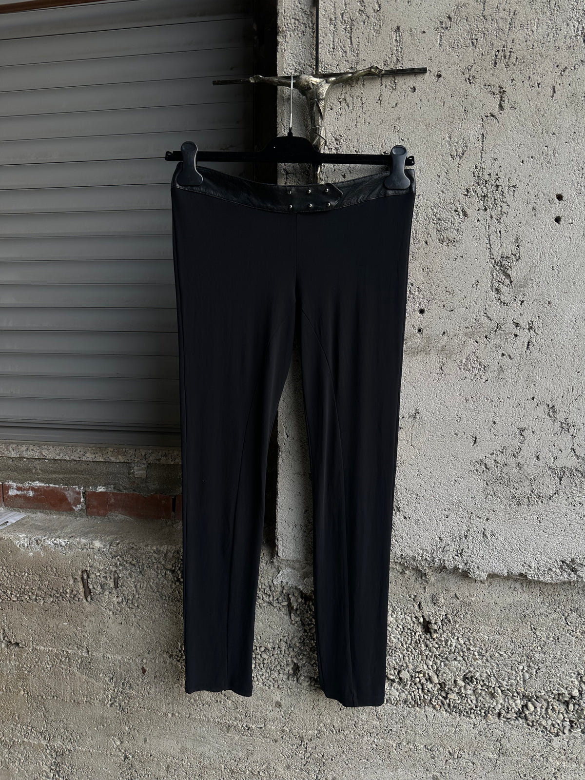 BLACK ELASTIC PANTS & LEATHER DETAILS
