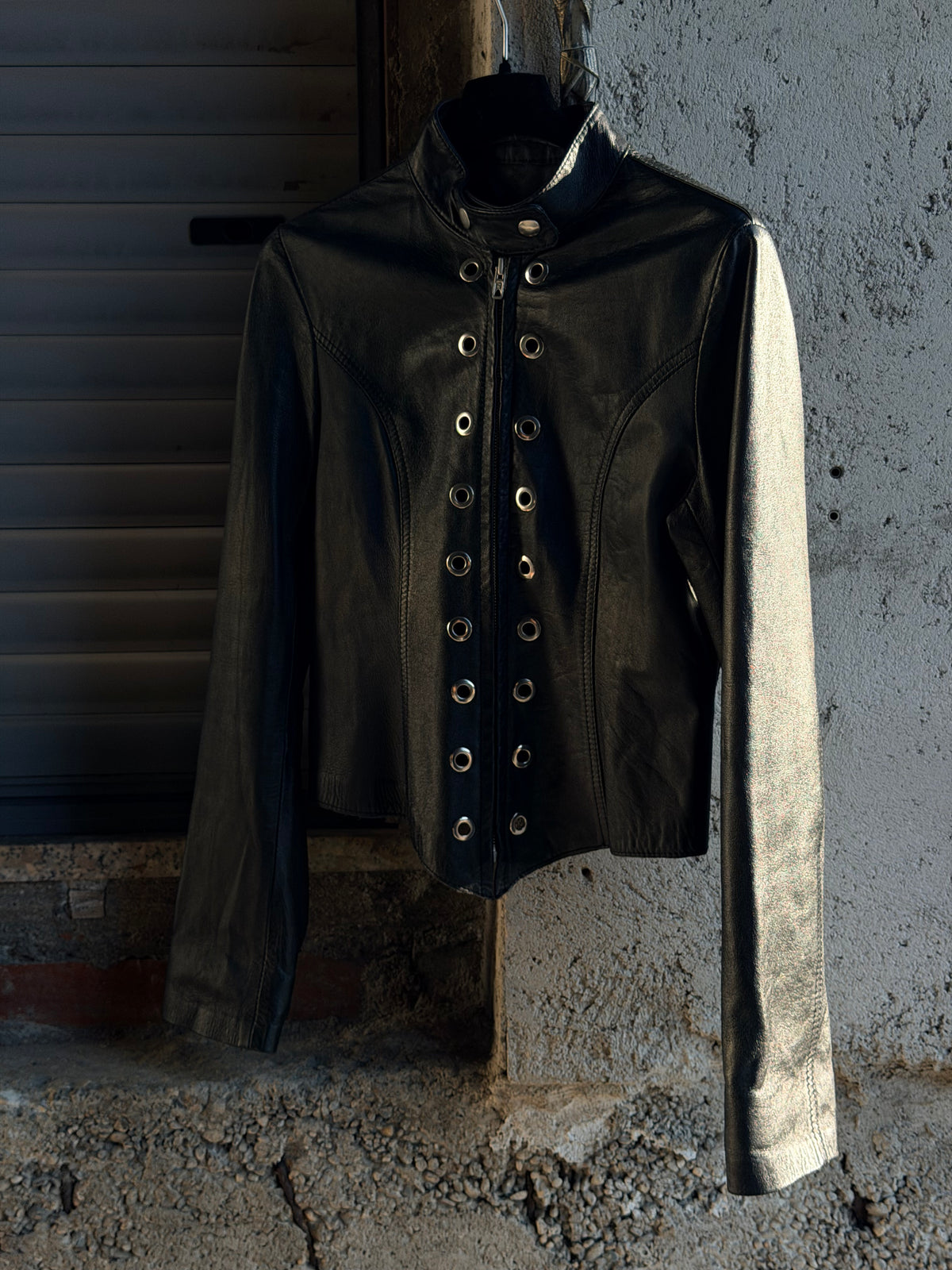 V SHAPE EYELETS JACKEY