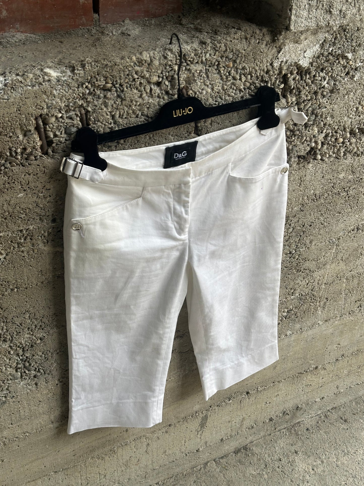 DOLCE & GABBANA WHITE BELTED CAPRI