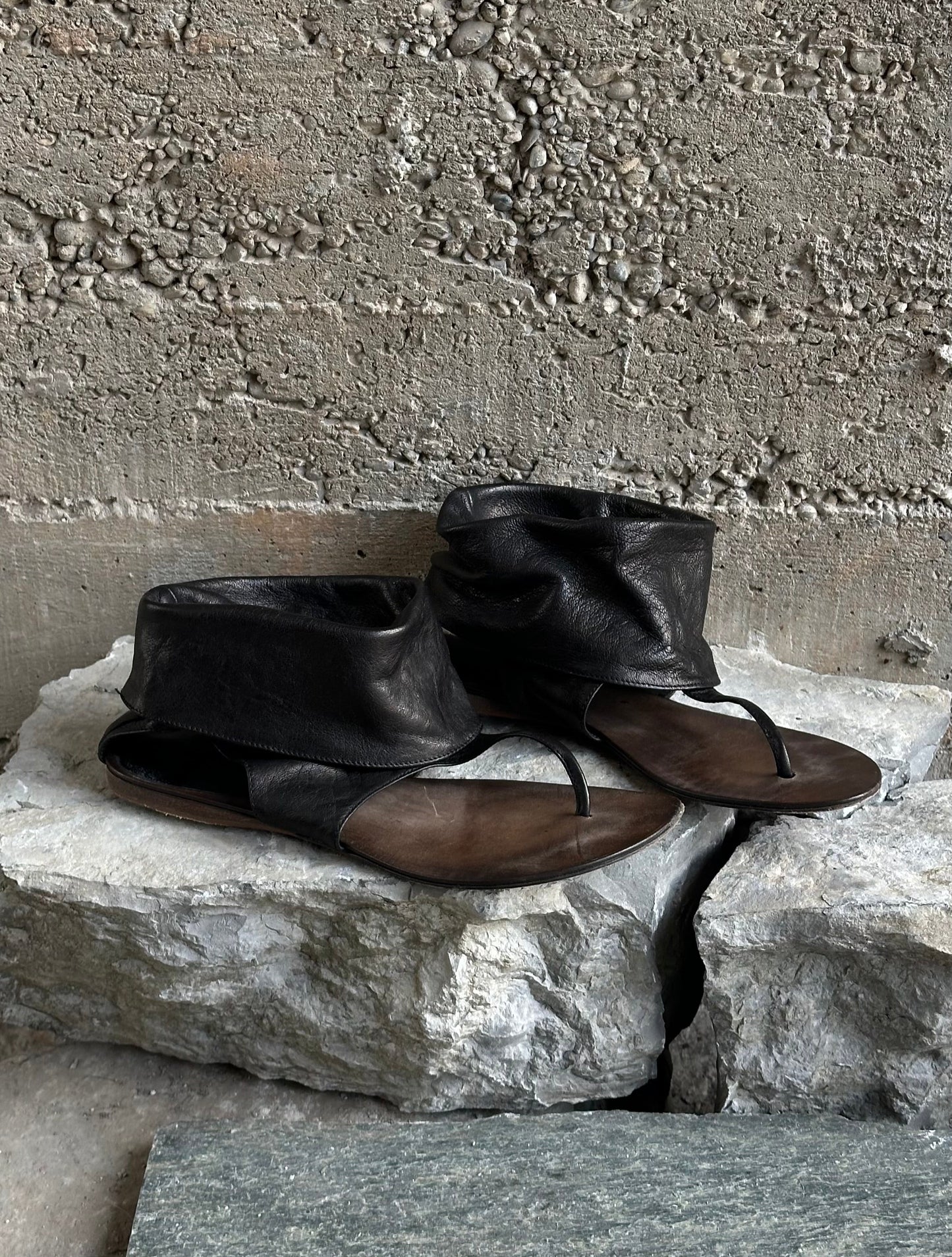 SLOUCHY LEATHER THONG FLATS