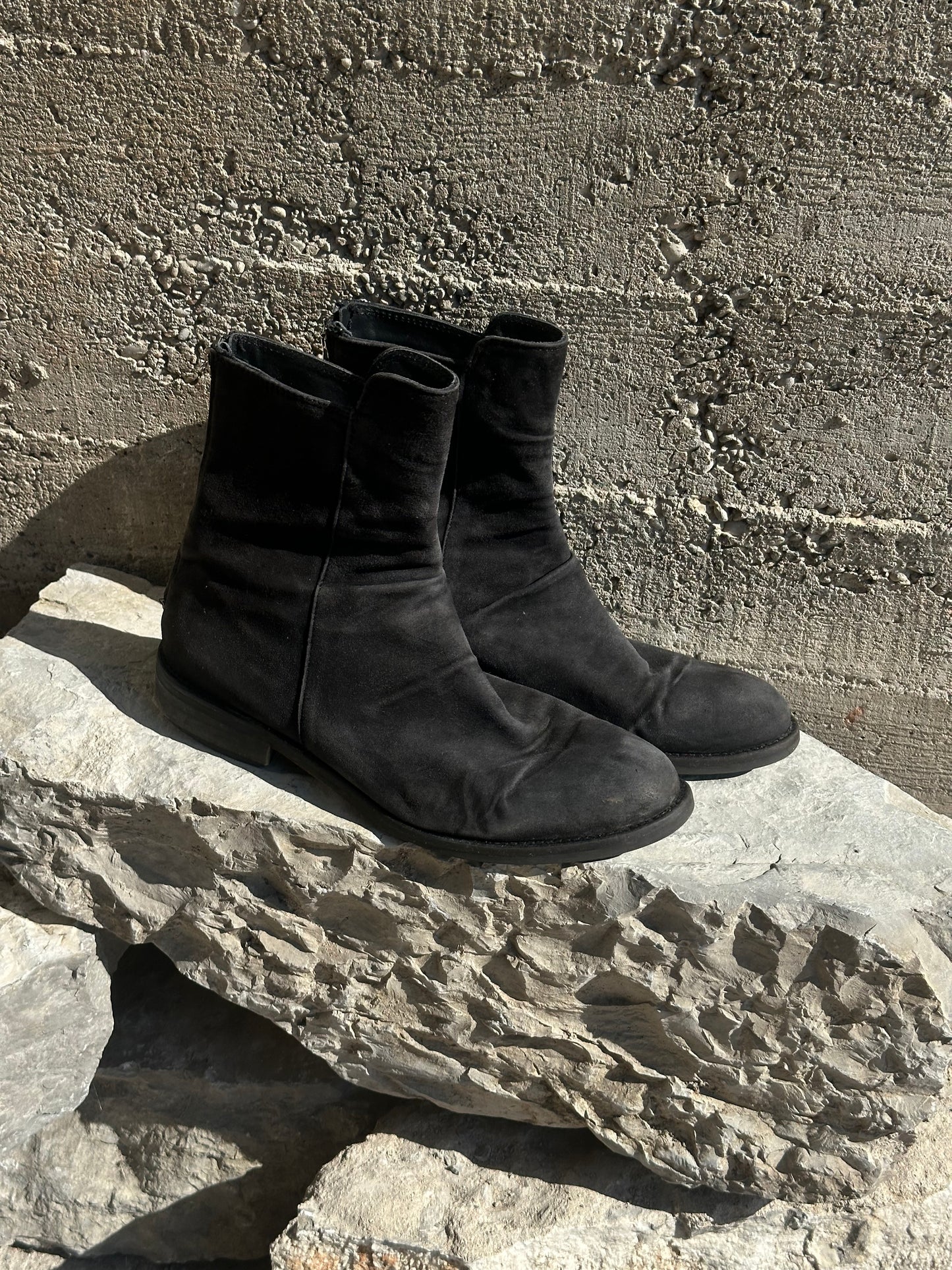 BLACK SUEDE ZIPPED BOOTS