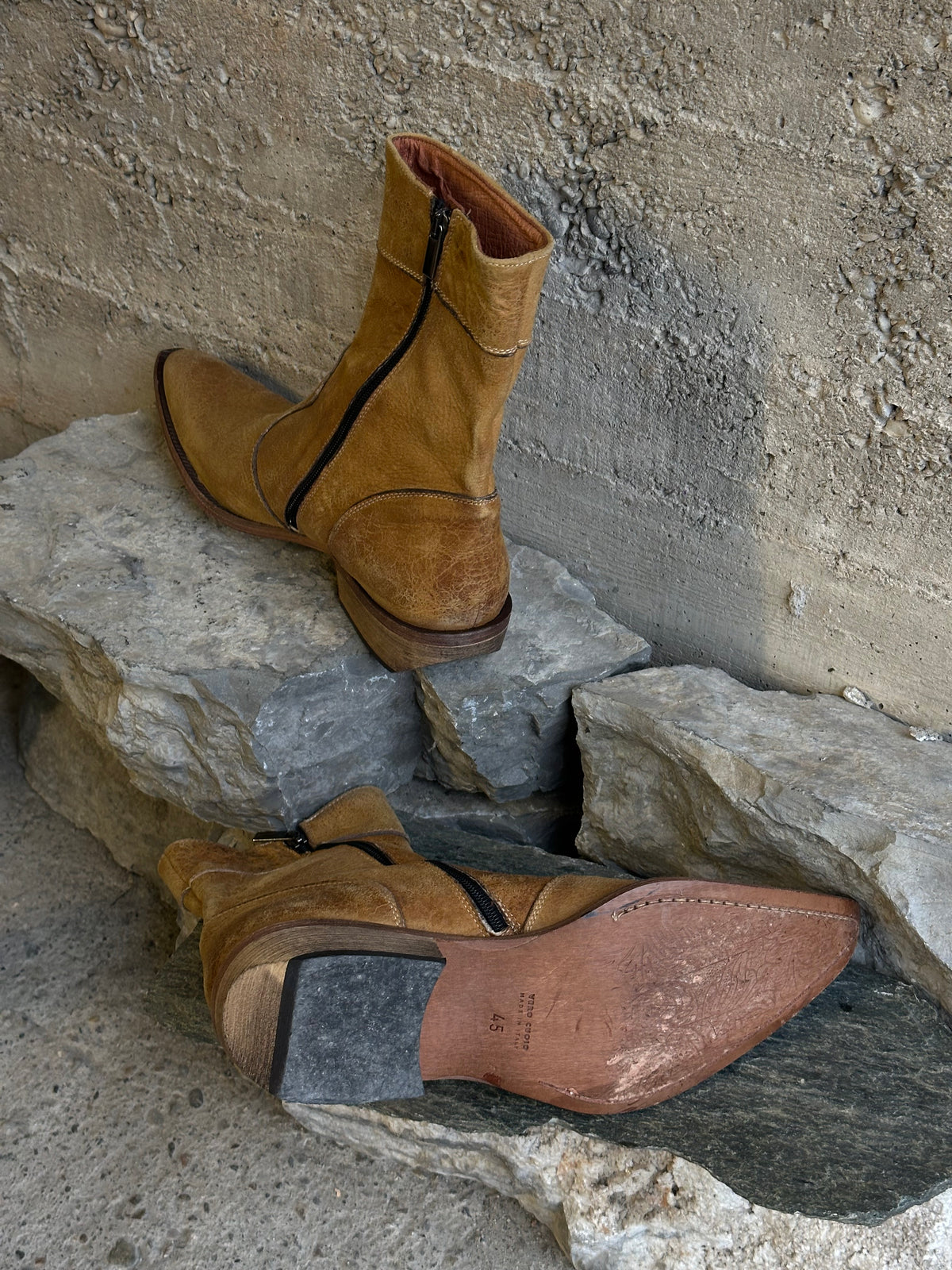 POINTED LIGHT BROWN LEATHER BOOTS