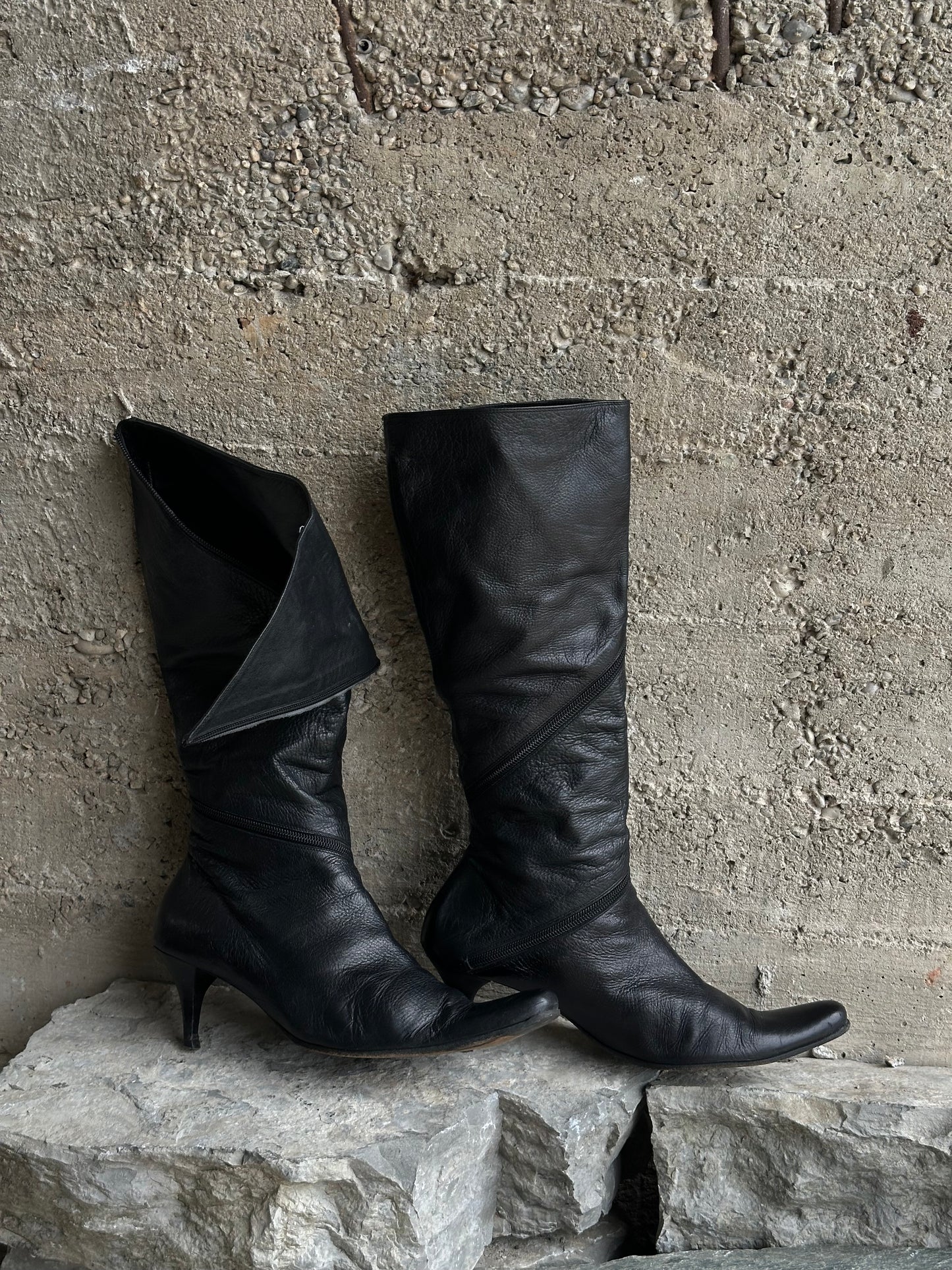LEATHER TORNADO ZIPPED BOOTS