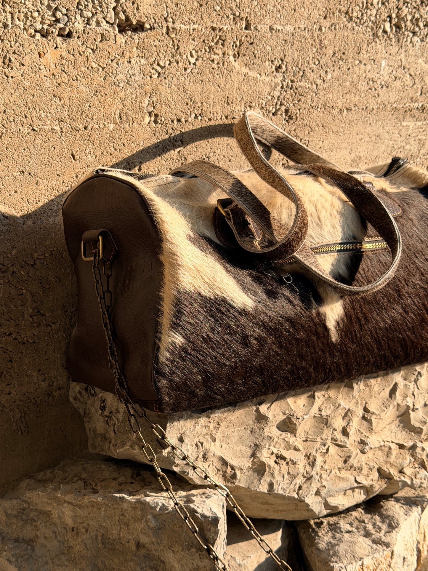 COWHIDE TWISTED CHAIN TRAVEL BAG