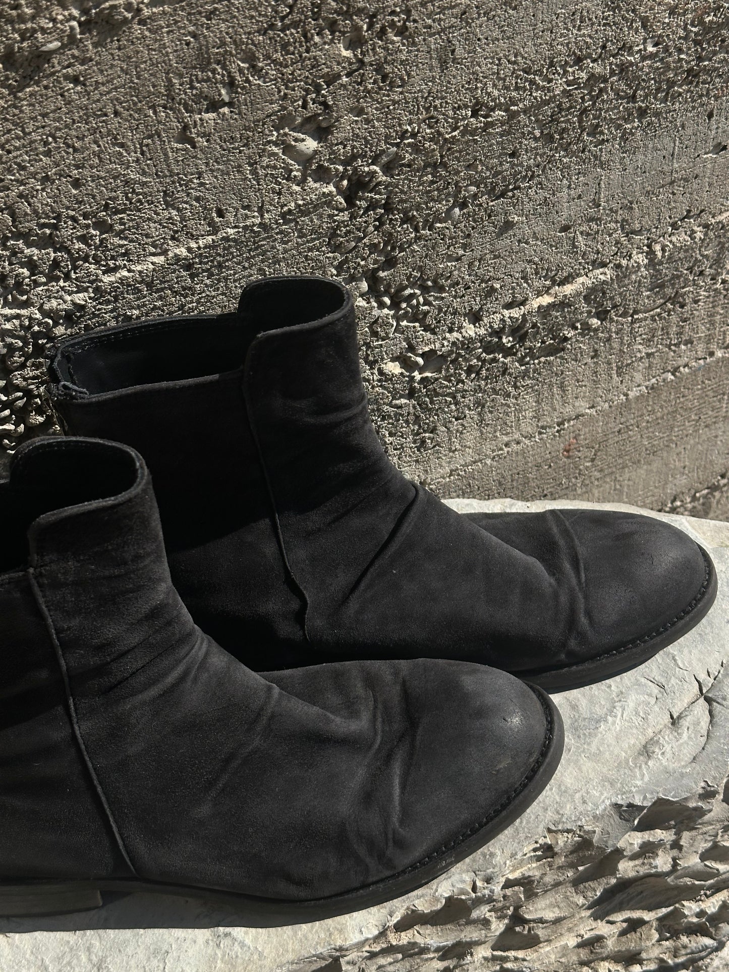 BLACK SUEDE ZIPPED BOOTS