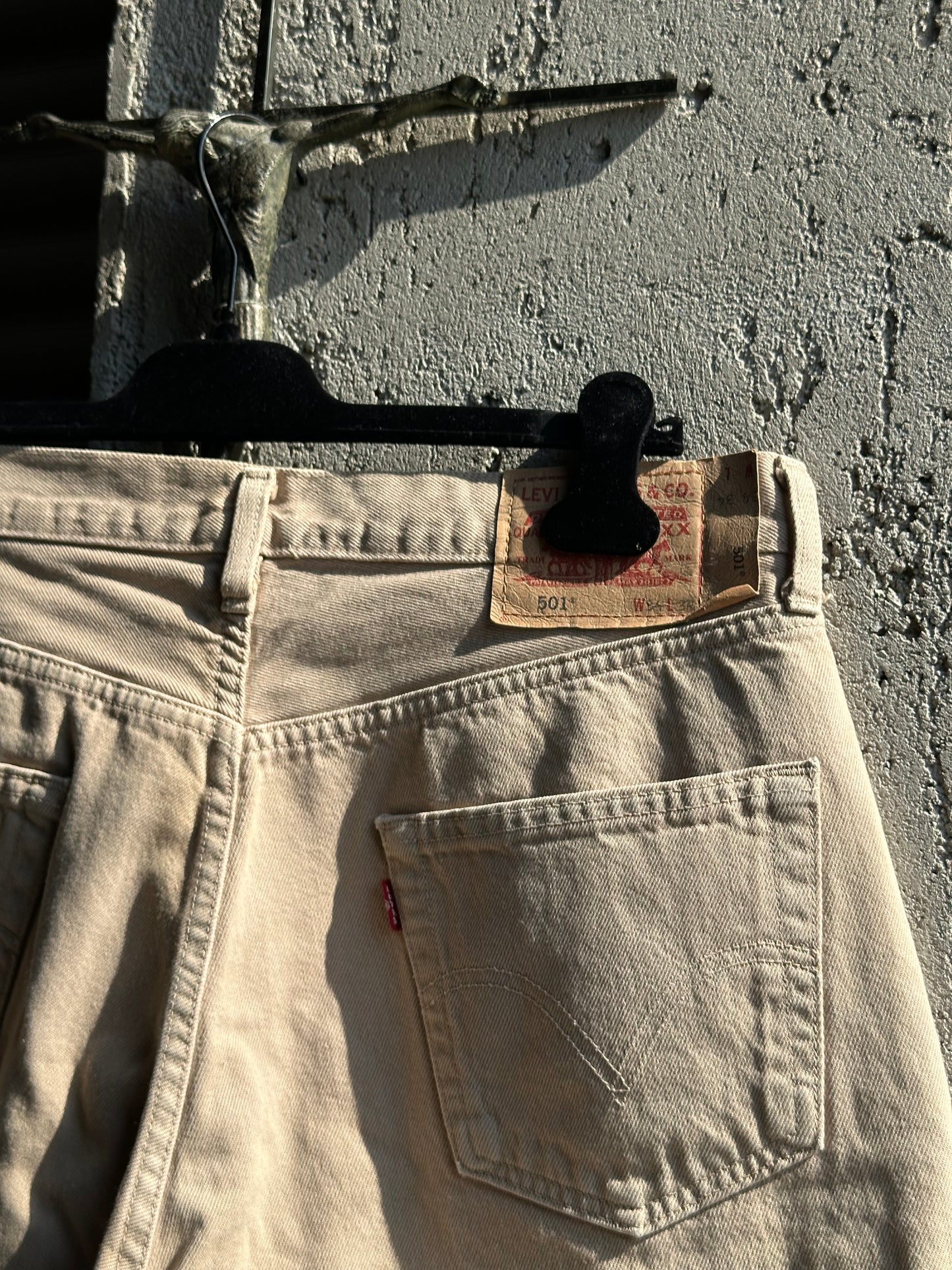 LEVI’S CREAM DENIM JORTS