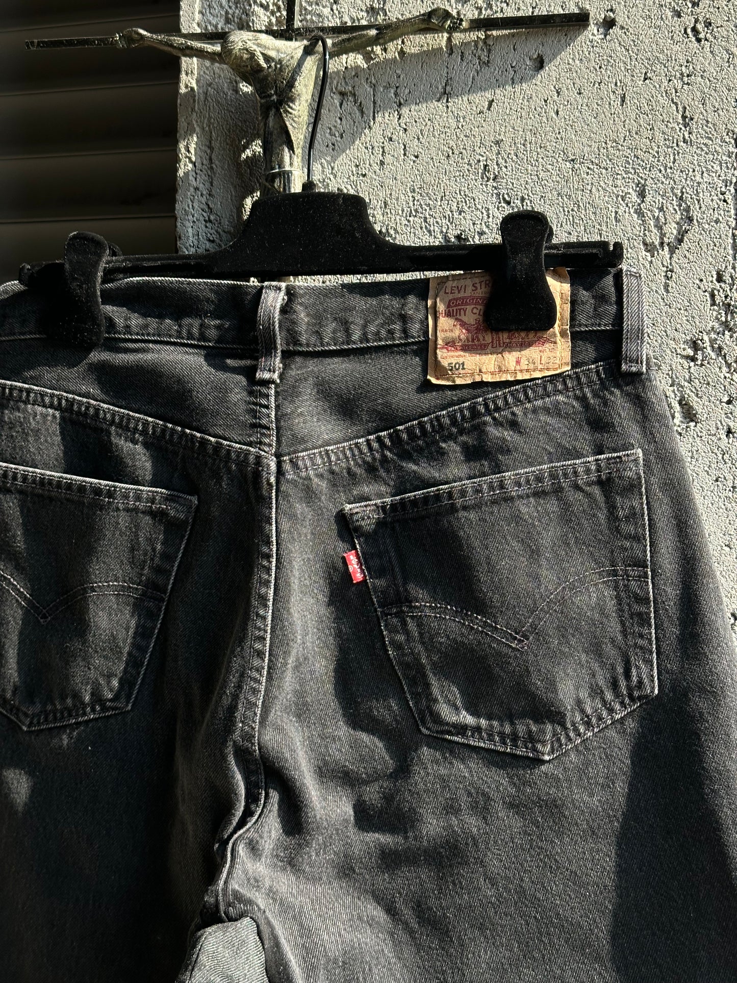 LEVI’S BLACK DENIM JORTS