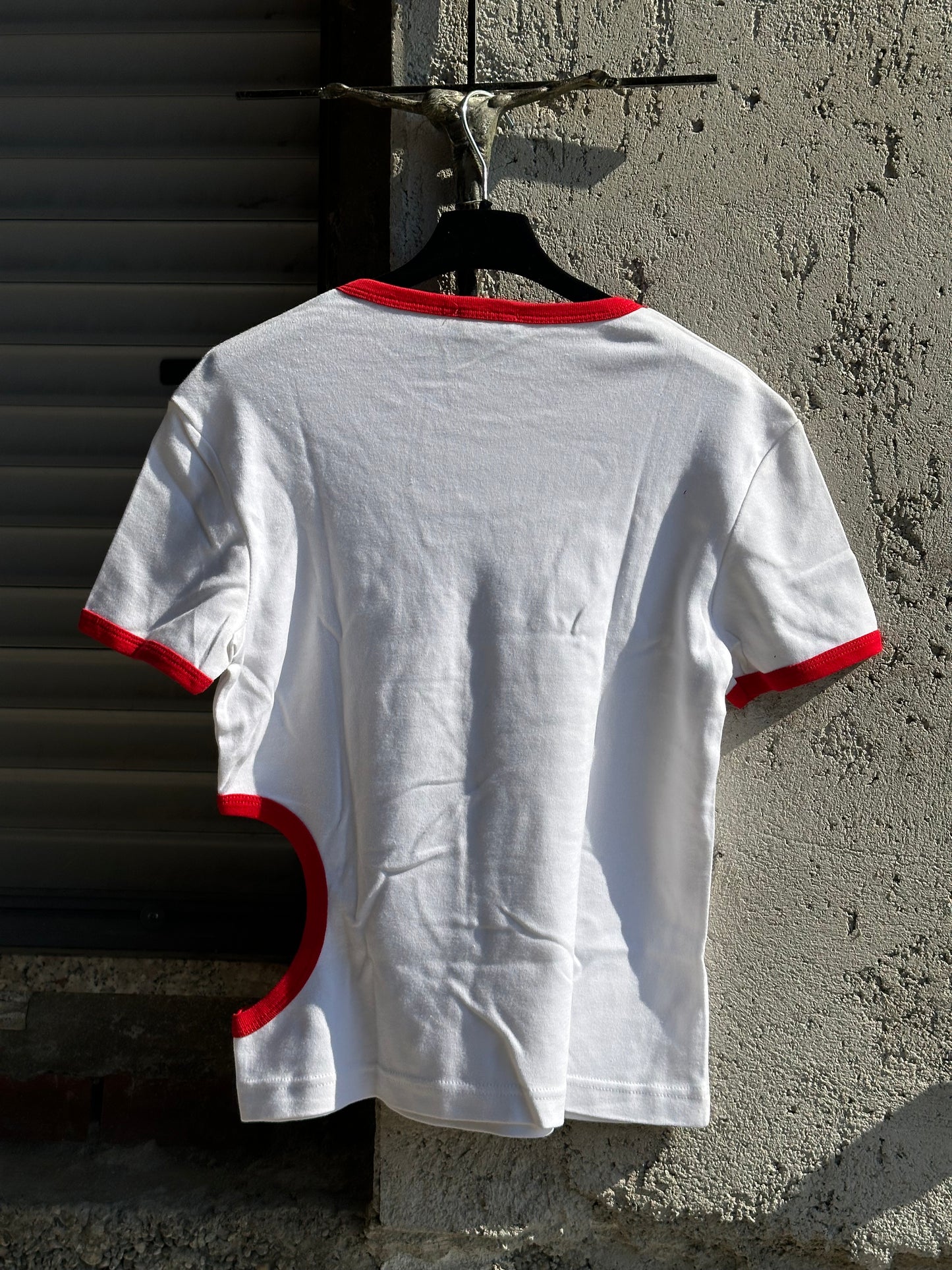 CUT OUT WHITE AND RED T-SHIRT