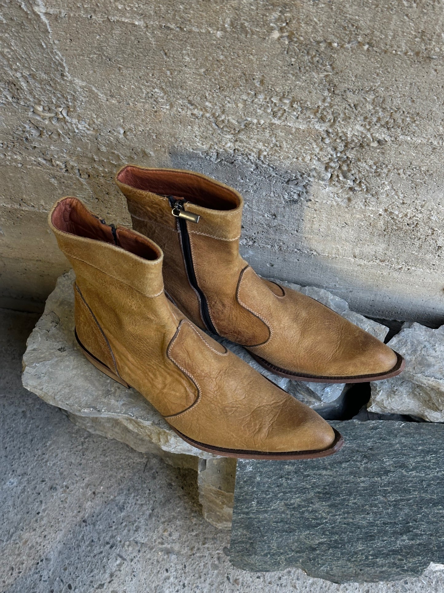 POINTED LIGHT BROWN LEATHER BOOTS