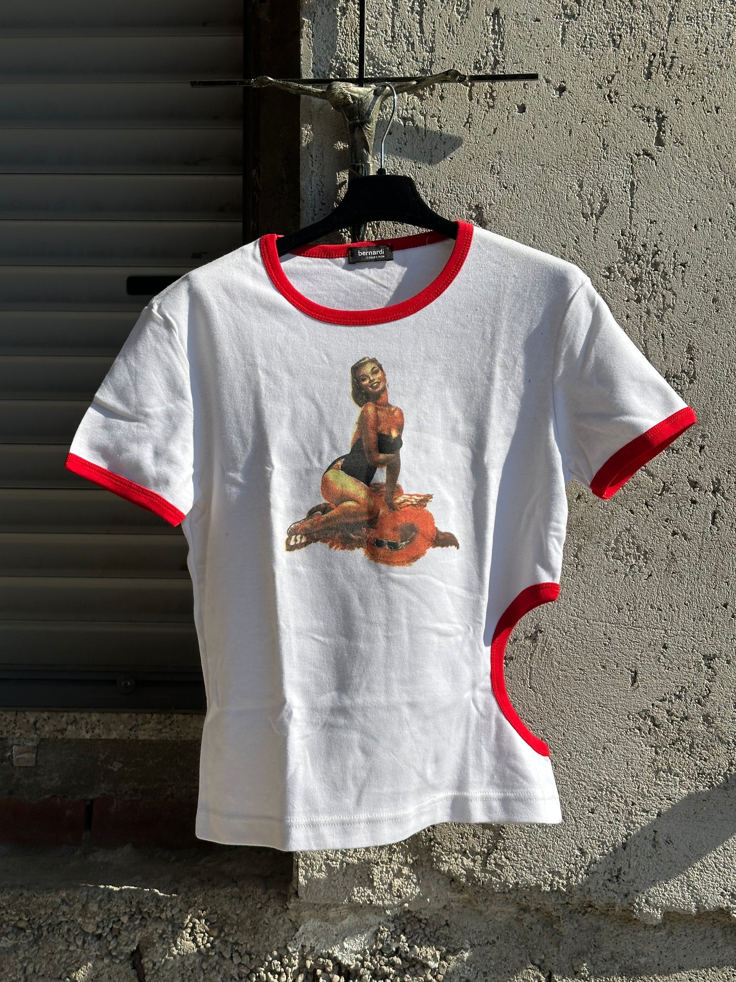 CUT OUT WHITE AND RED T-SHIRT