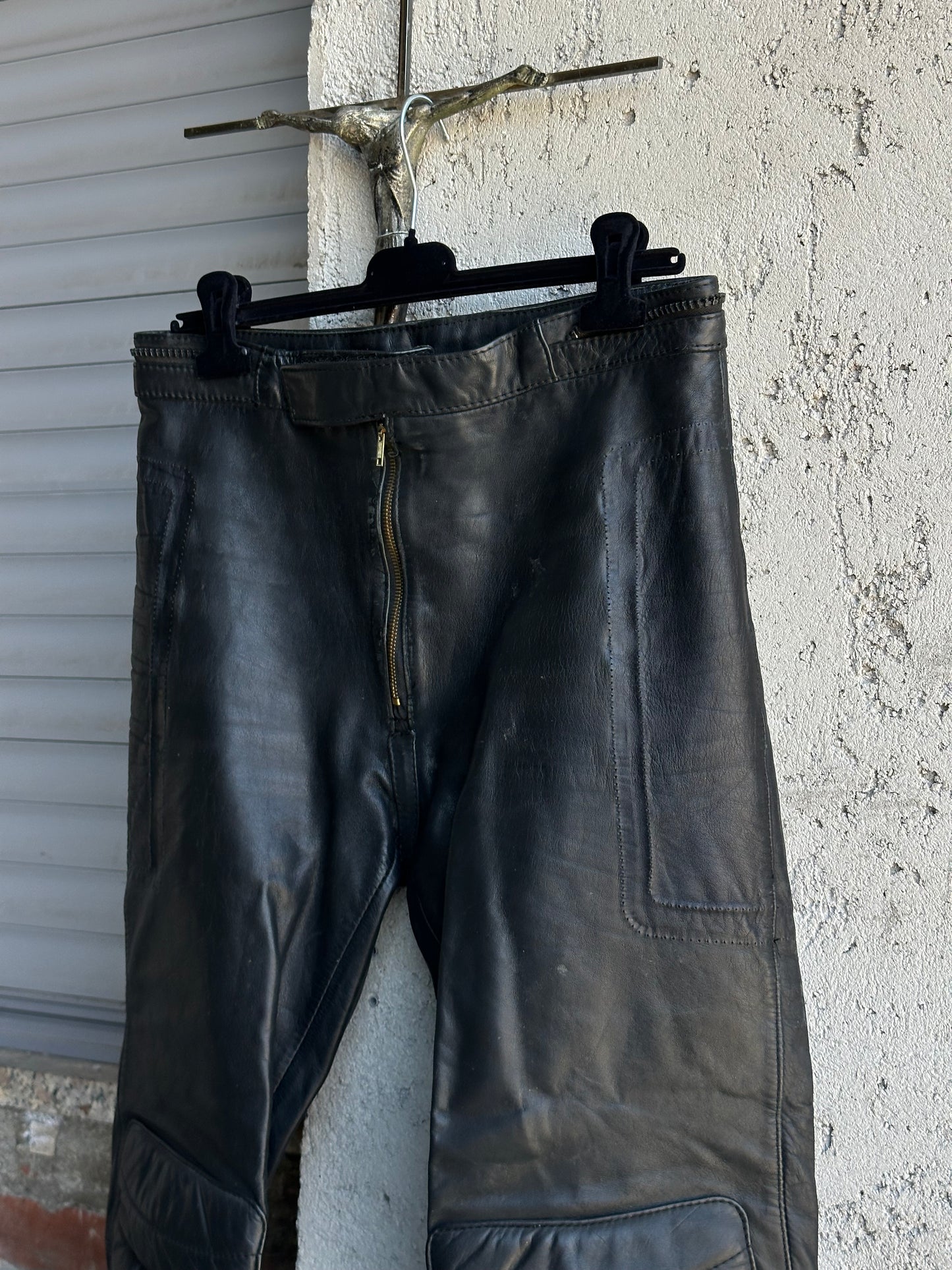 LEATHER MOTOR ZIPPED PANTS