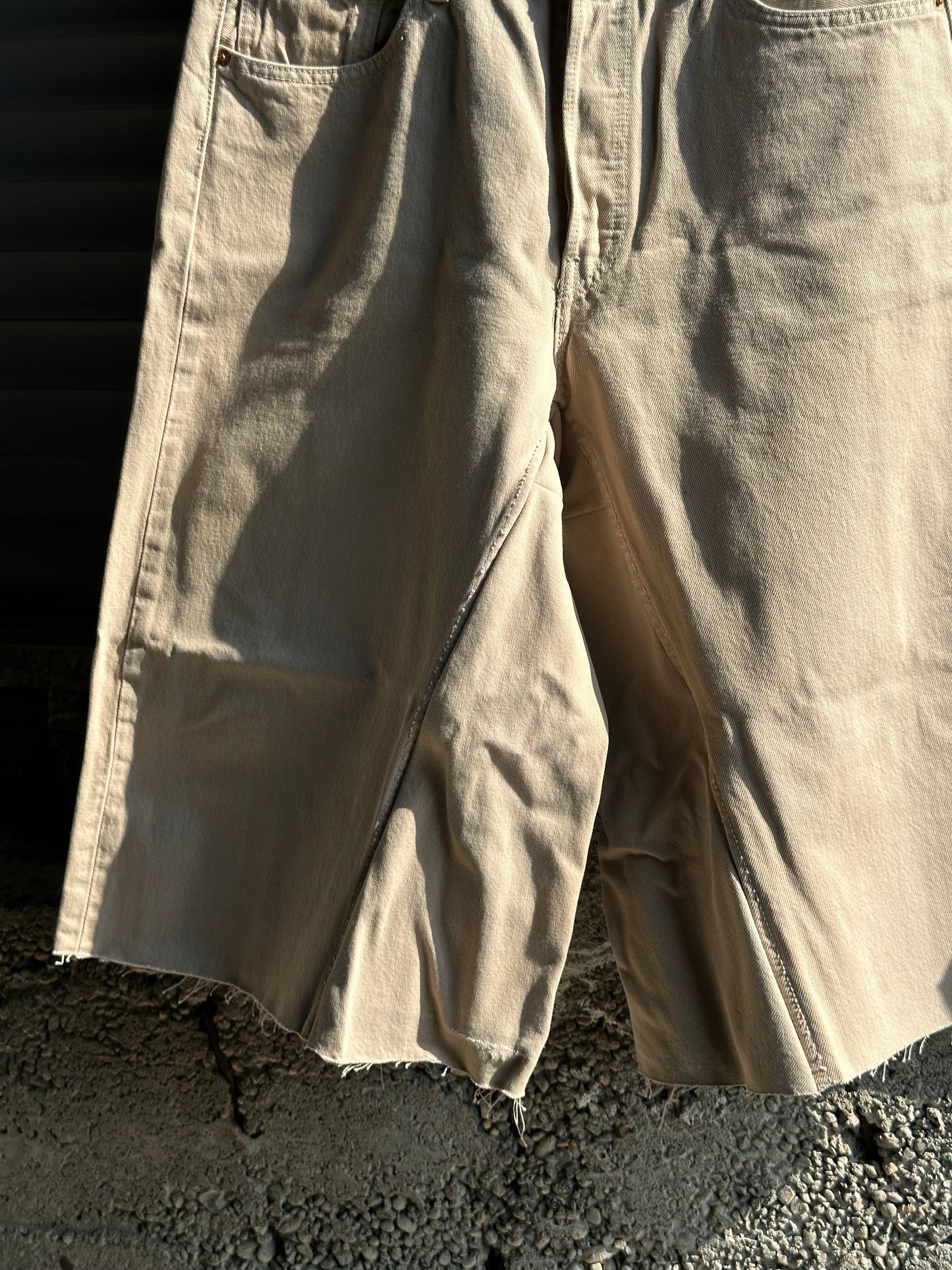 LEVI’S CREAM DENIM JORTS
