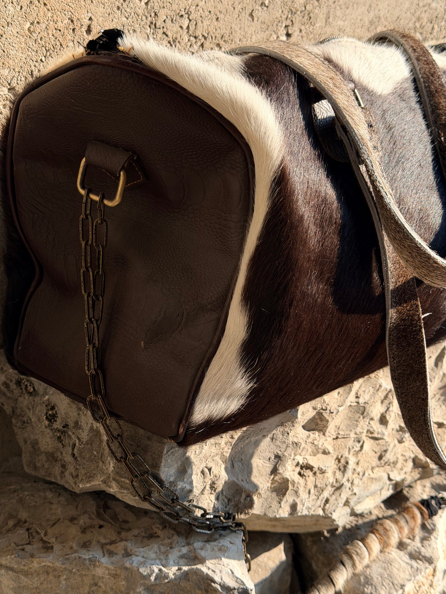 COWHIDE TWISTED CHAIN TRAVEL BAG