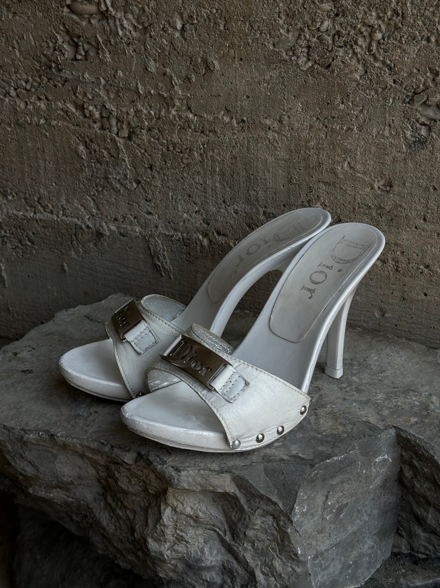 DIOR WHITE LOGO PLATE MULES