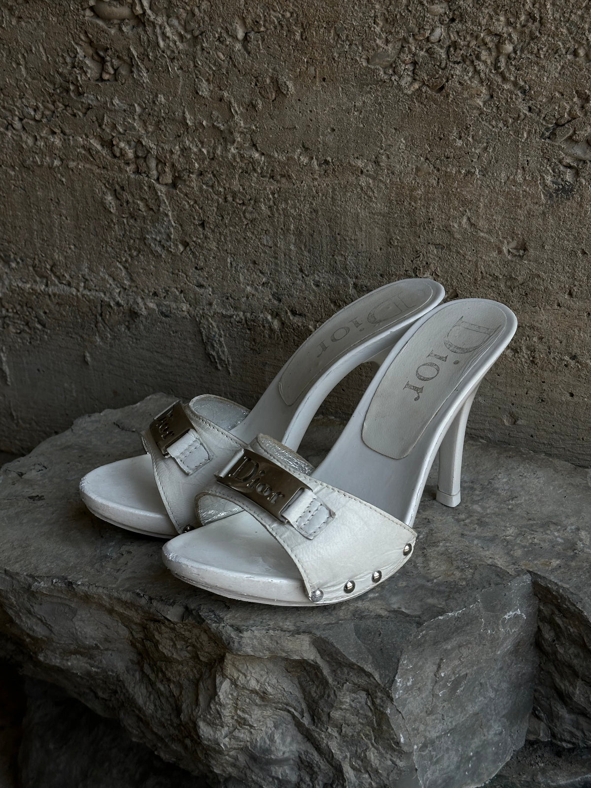 DIOR WHITE LOGO PLATE MULES