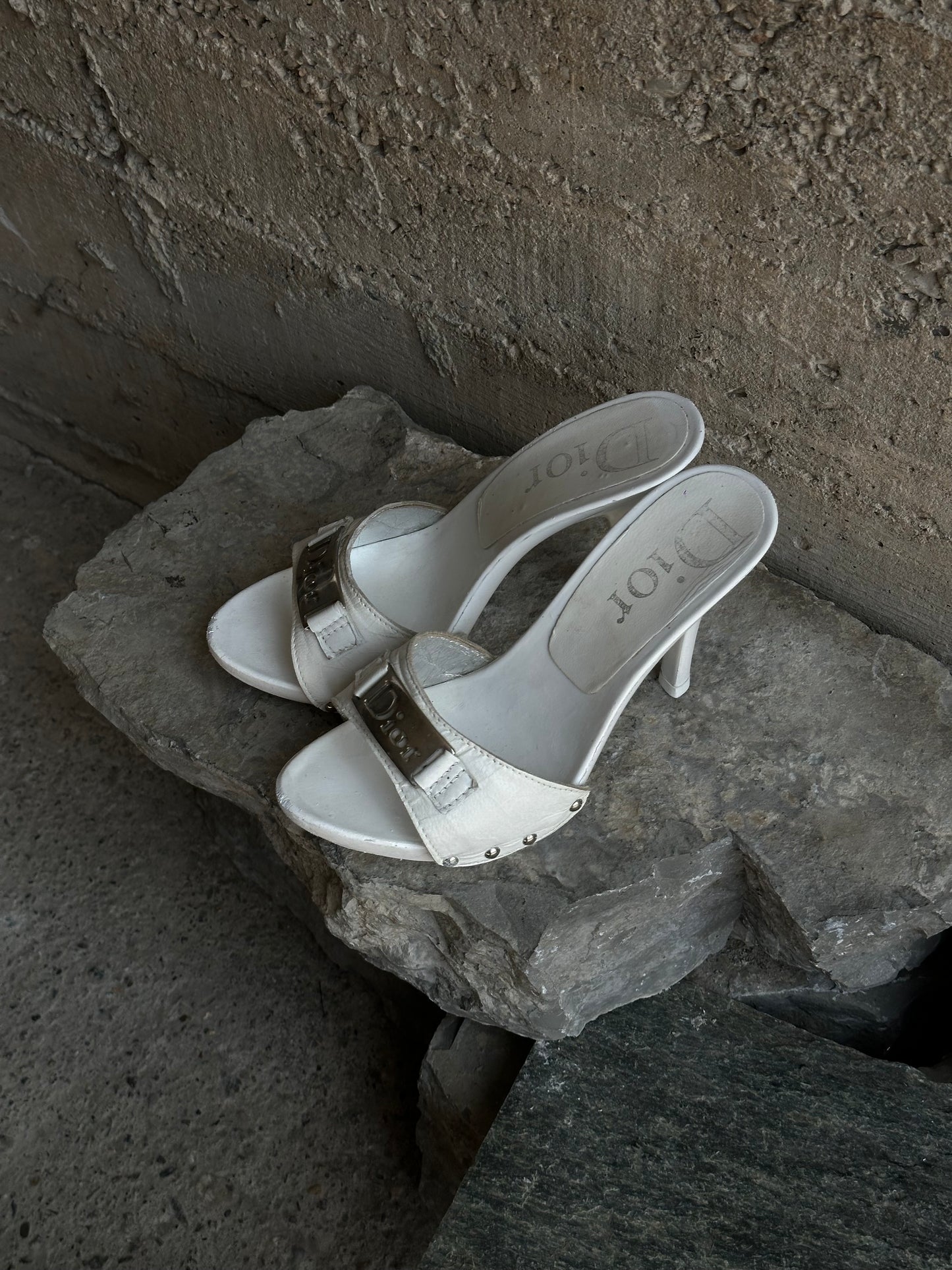 DIOR WHITE LOGO PLATE MULES