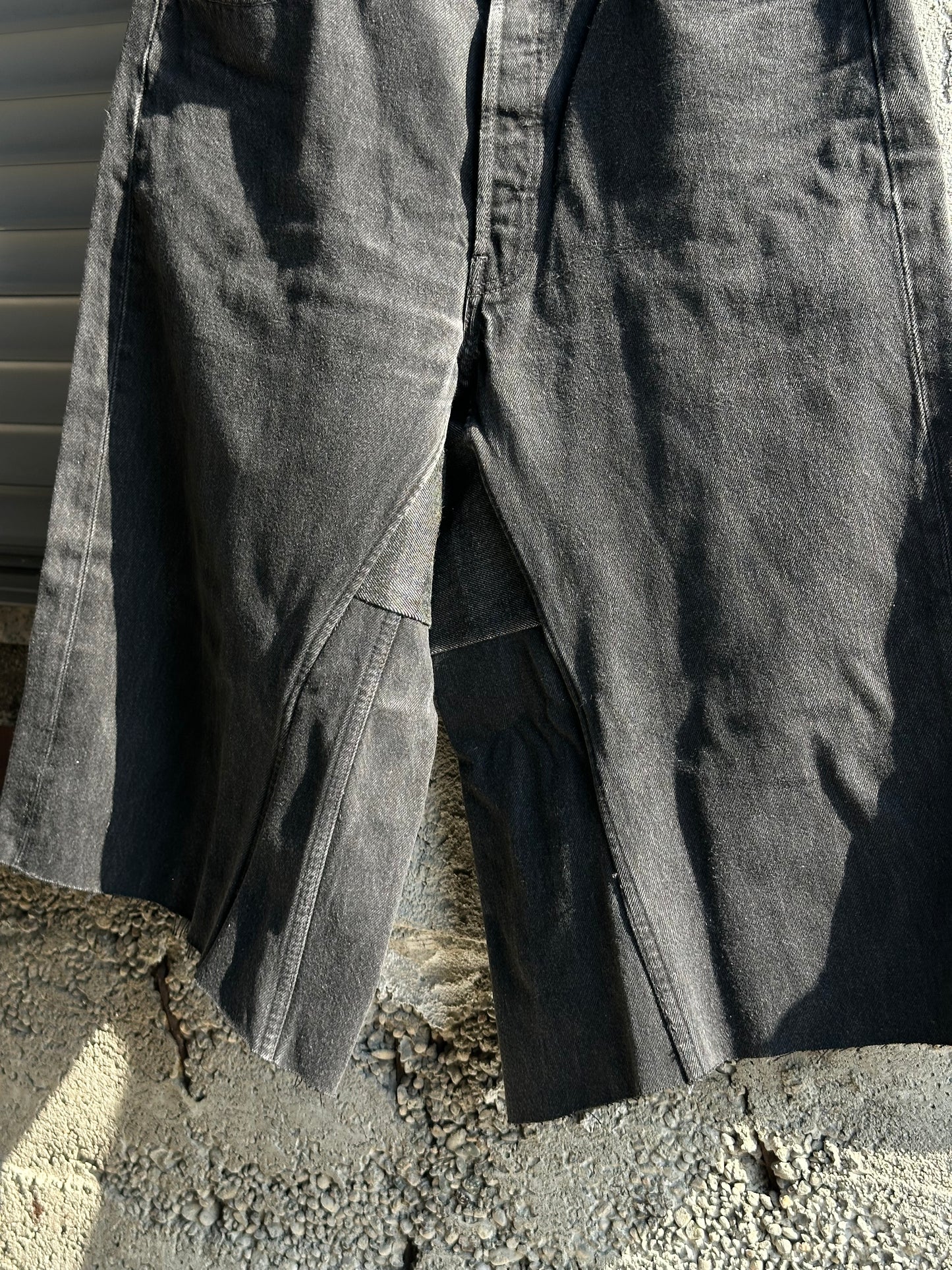 LEVI’S BLACK DENIM JORTS