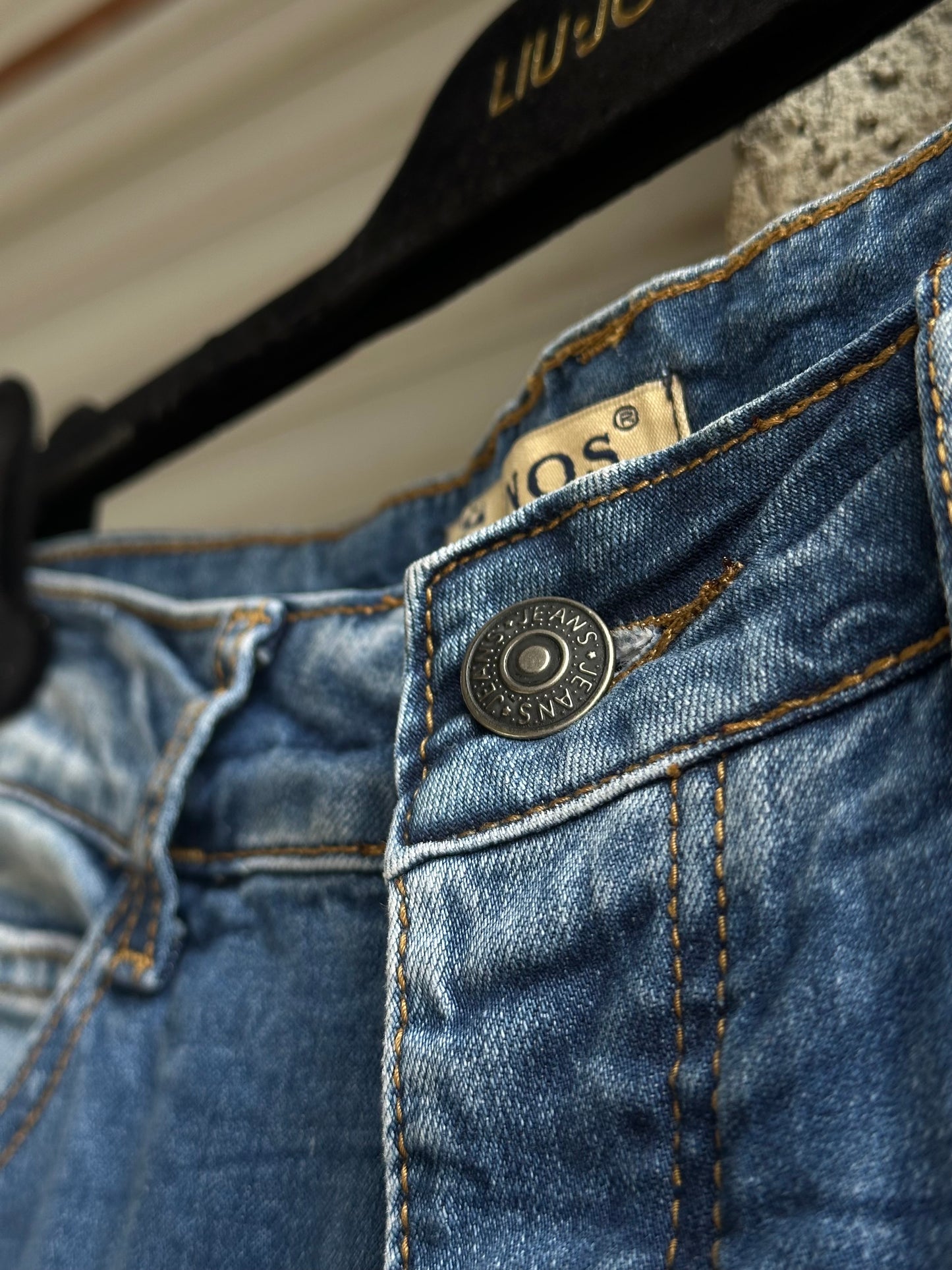 ZIPPED KNEES FLARED DENIM PANTS