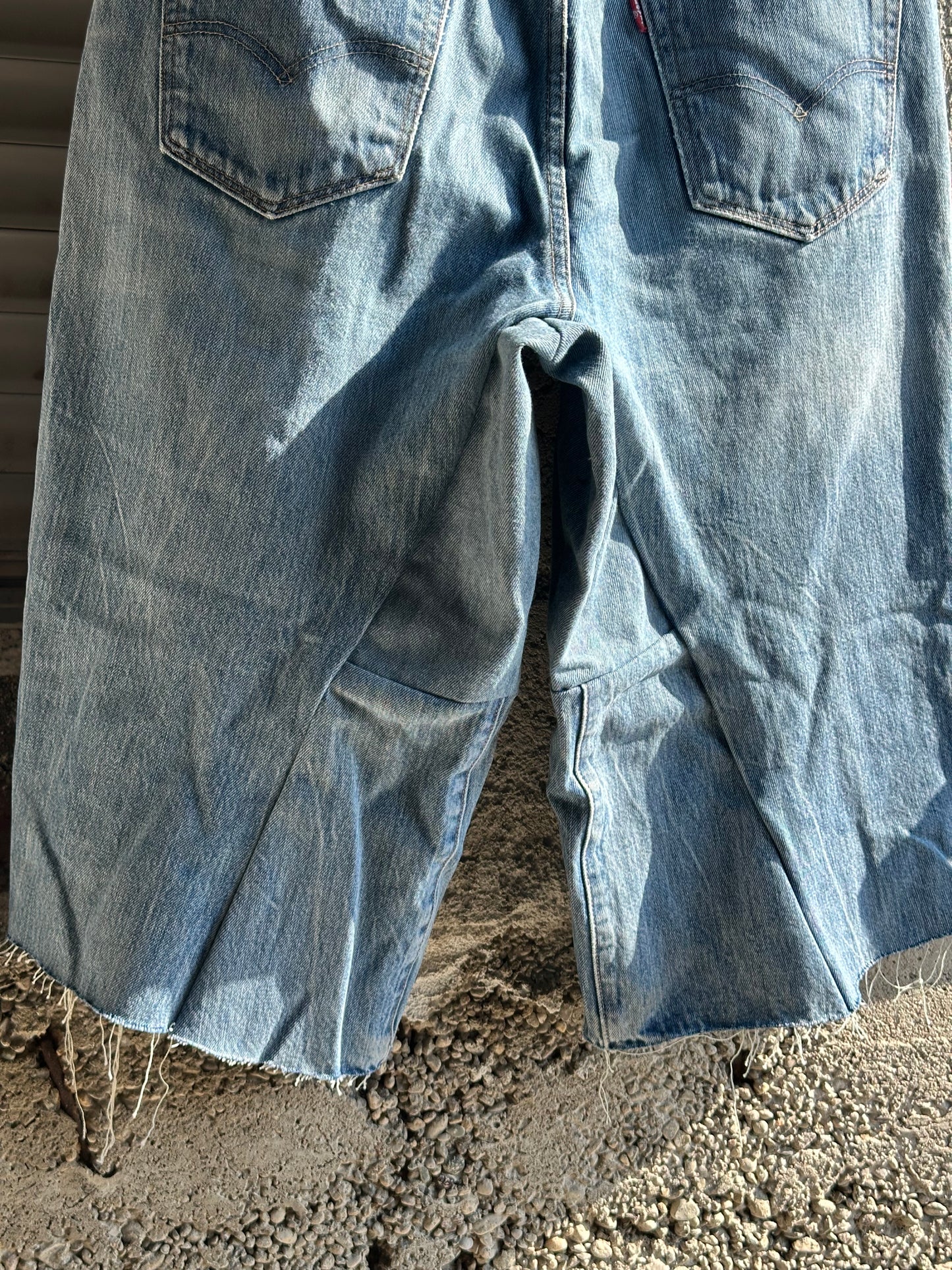 LEVI’S LIGHT BLUE DENIM JORTS