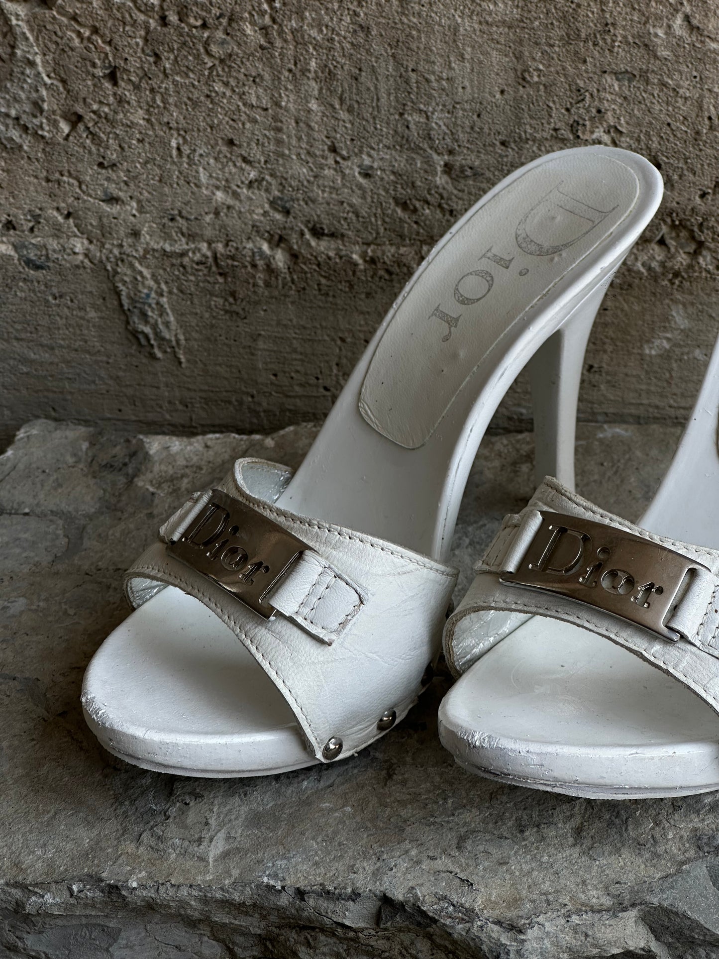 DIOR WHITE LOGO PLATE MULES