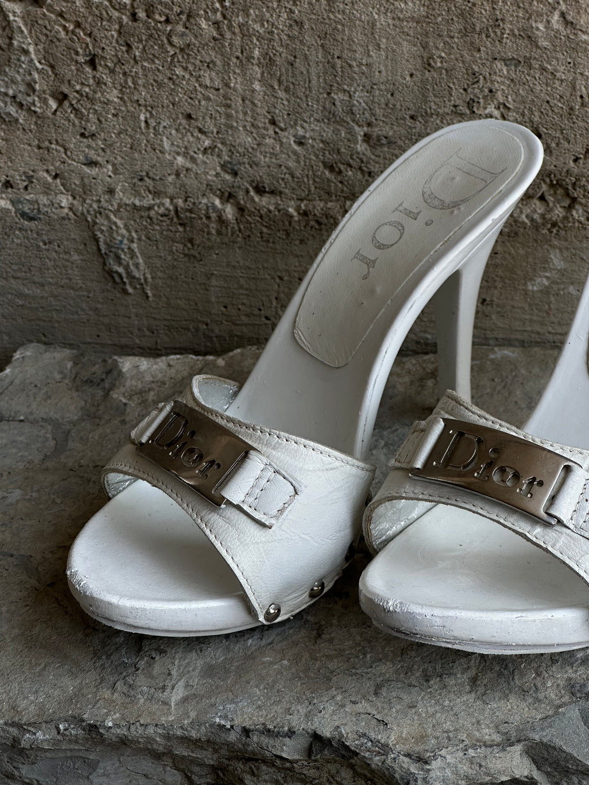 DIOR WHITE LOGO PLATE MULES