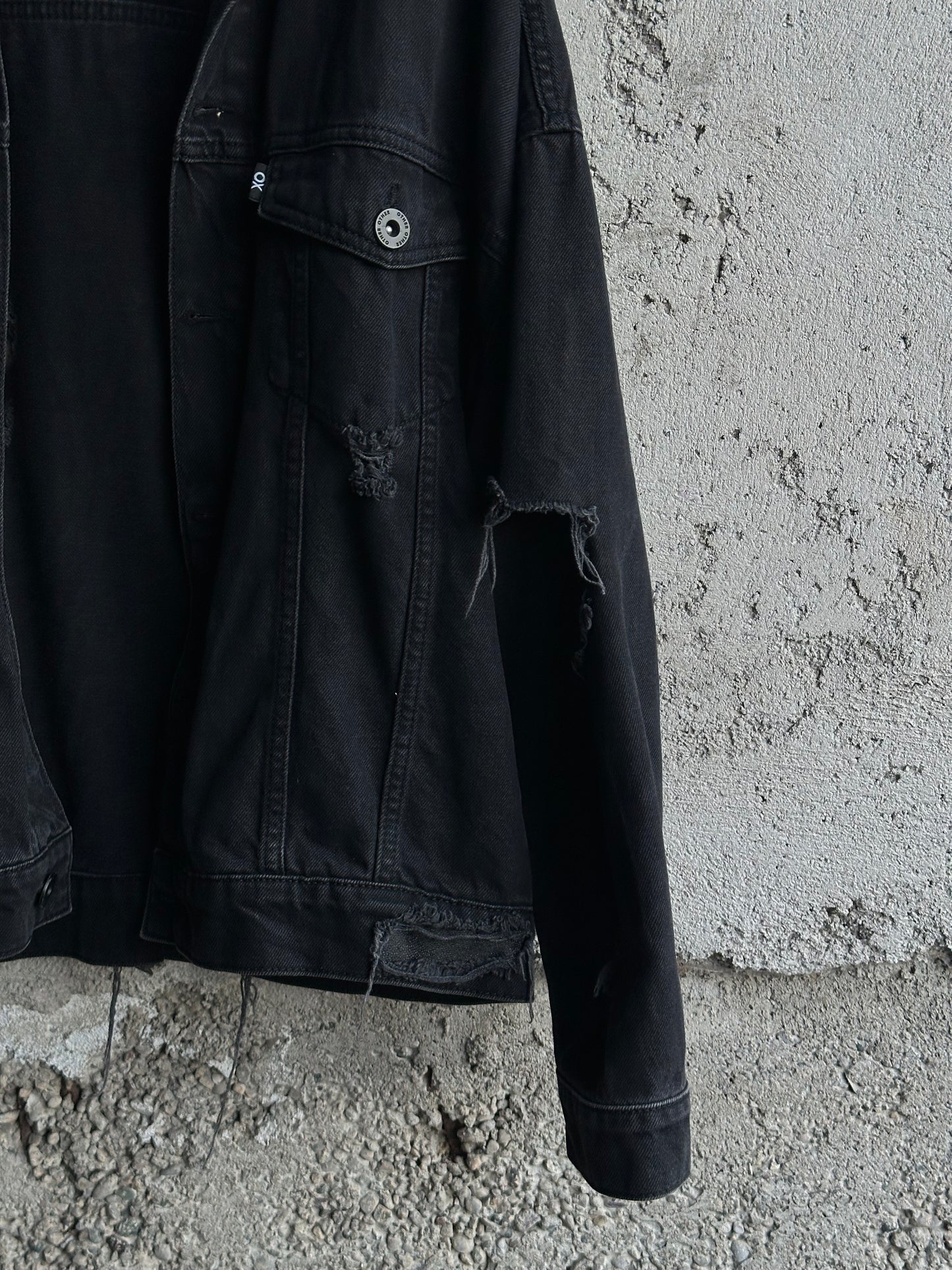 BLACK DENIM DISTRESSED JACKET