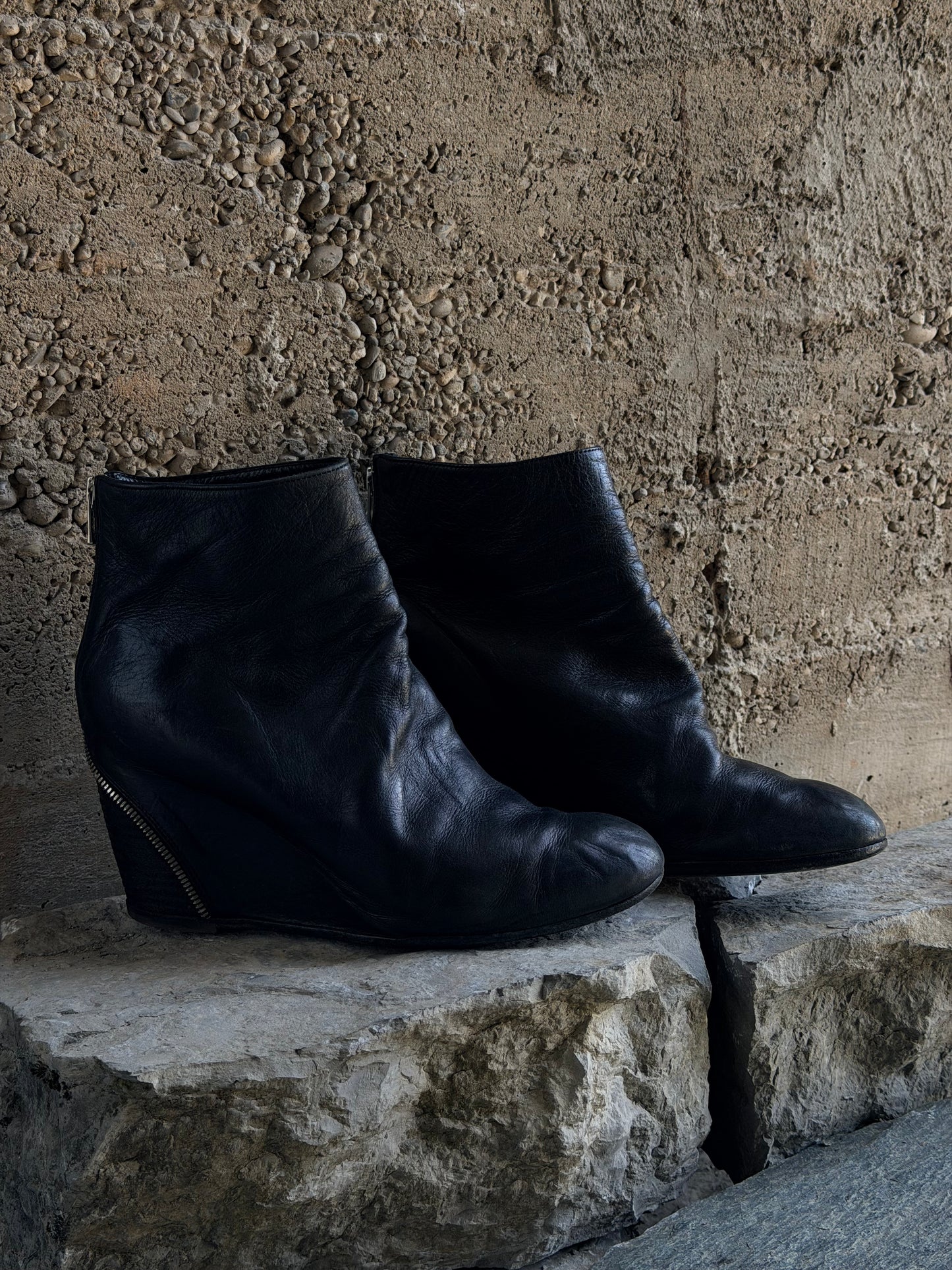 LEATHER ZIPPED WEDGE