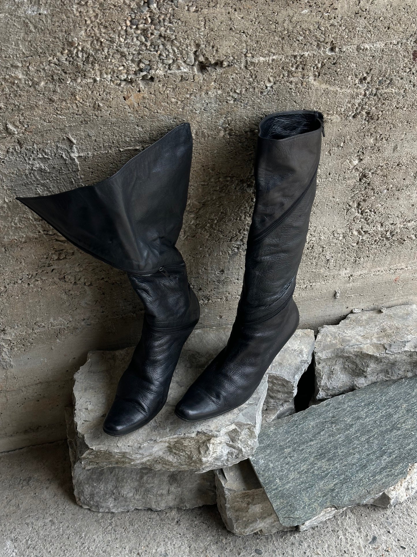 LEATHER TORNADO ZIPPED BOOTS