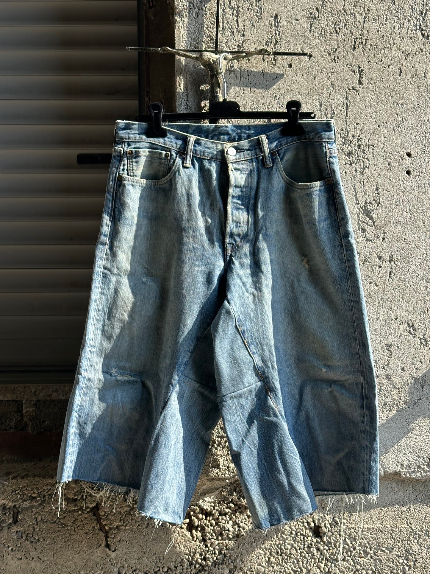 LEVI’S LIGHT BLUE DENIM JORTS