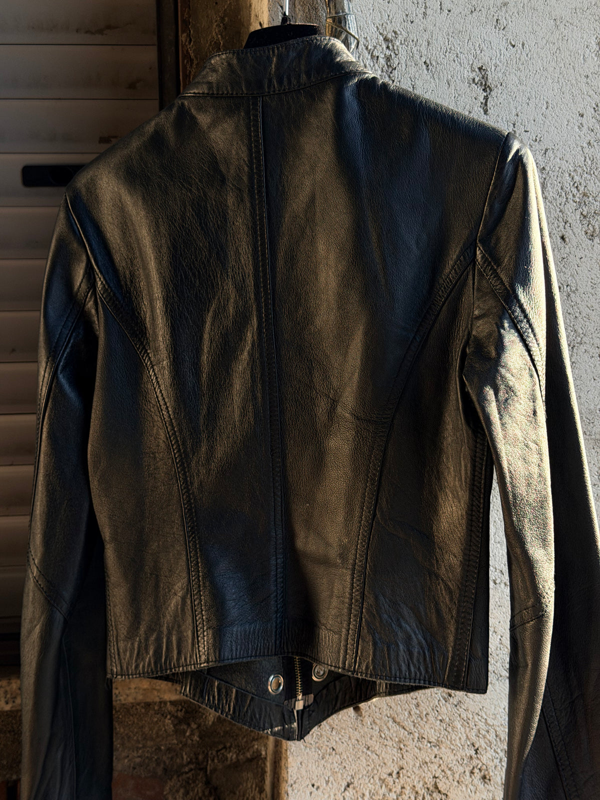 V SHAPE EYELETS JACKEY