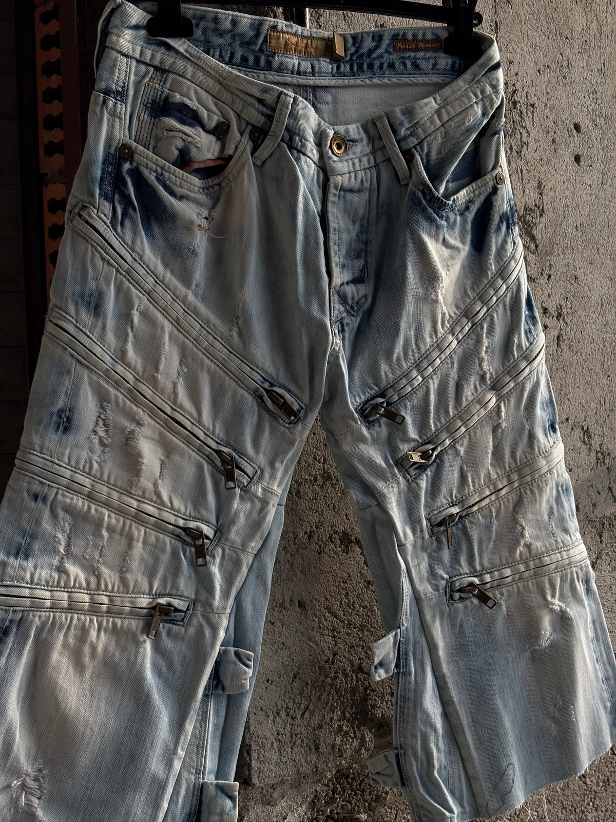 MULTI ZIPPED LIGHTEST DENIM